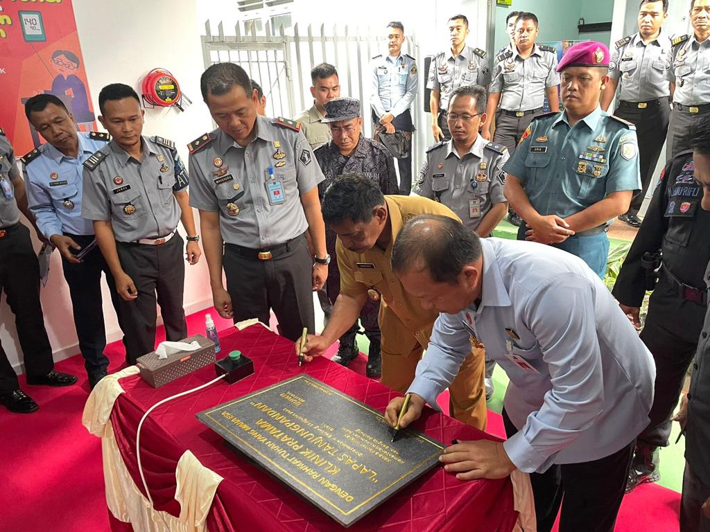 Penandatangan prasasti di Klinik Pratama Lapas Tanjungpandan Belitung, Babel