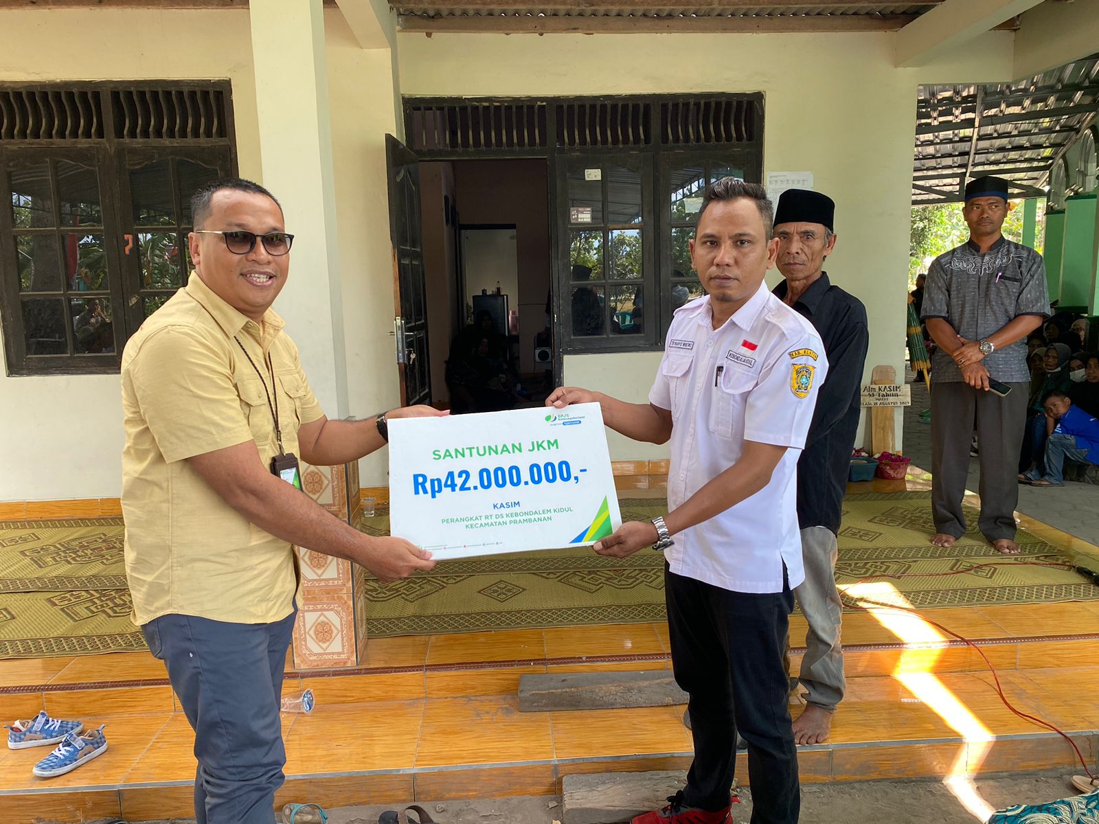 BPJSKetenagakerjaan Cabang Klaten menyerahkan santunan jaminan kematian (JKM) Rp42 juta kepada ahli waris Kasim 