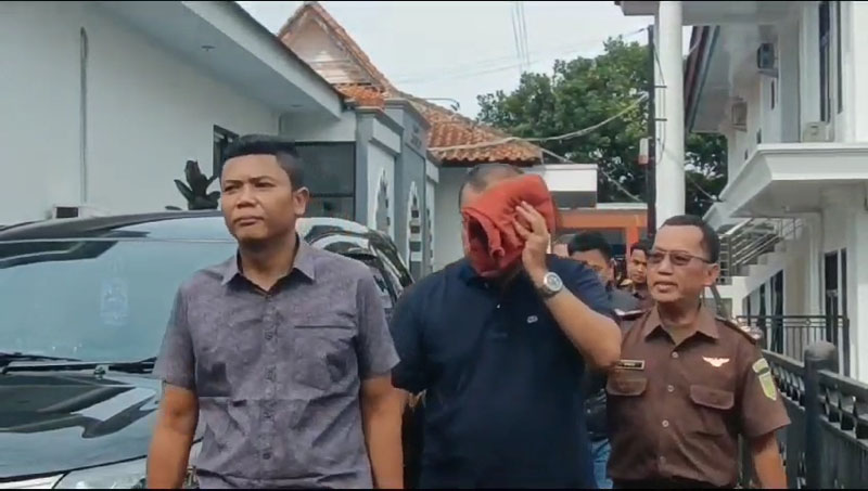 Seorang pegawai TU Kejari Kabupaten Ciamis ditahan karena terlibat  kasus proyek fiktif pengadaan baja ringan.