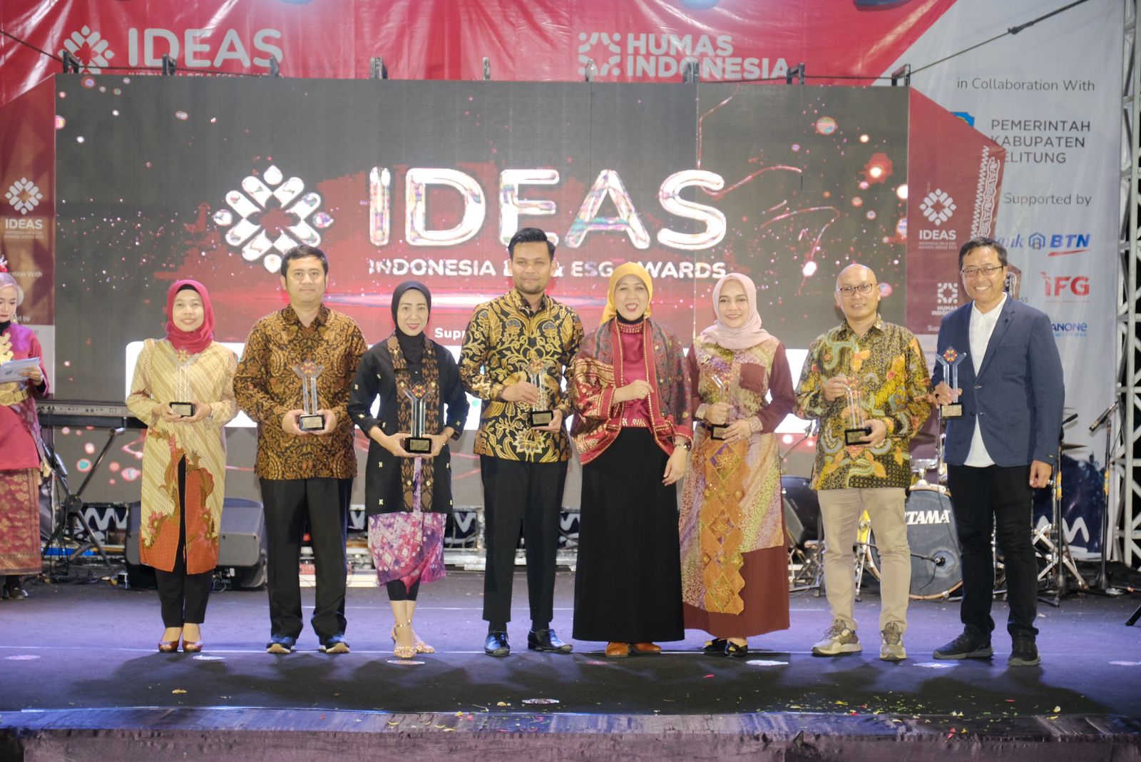 Direktur Utama PT Semen Gresik, Muchamad Supriyadi, menerima penghargaan The 2nd Indonesia DEI & ESG (IDEAS) 2023.