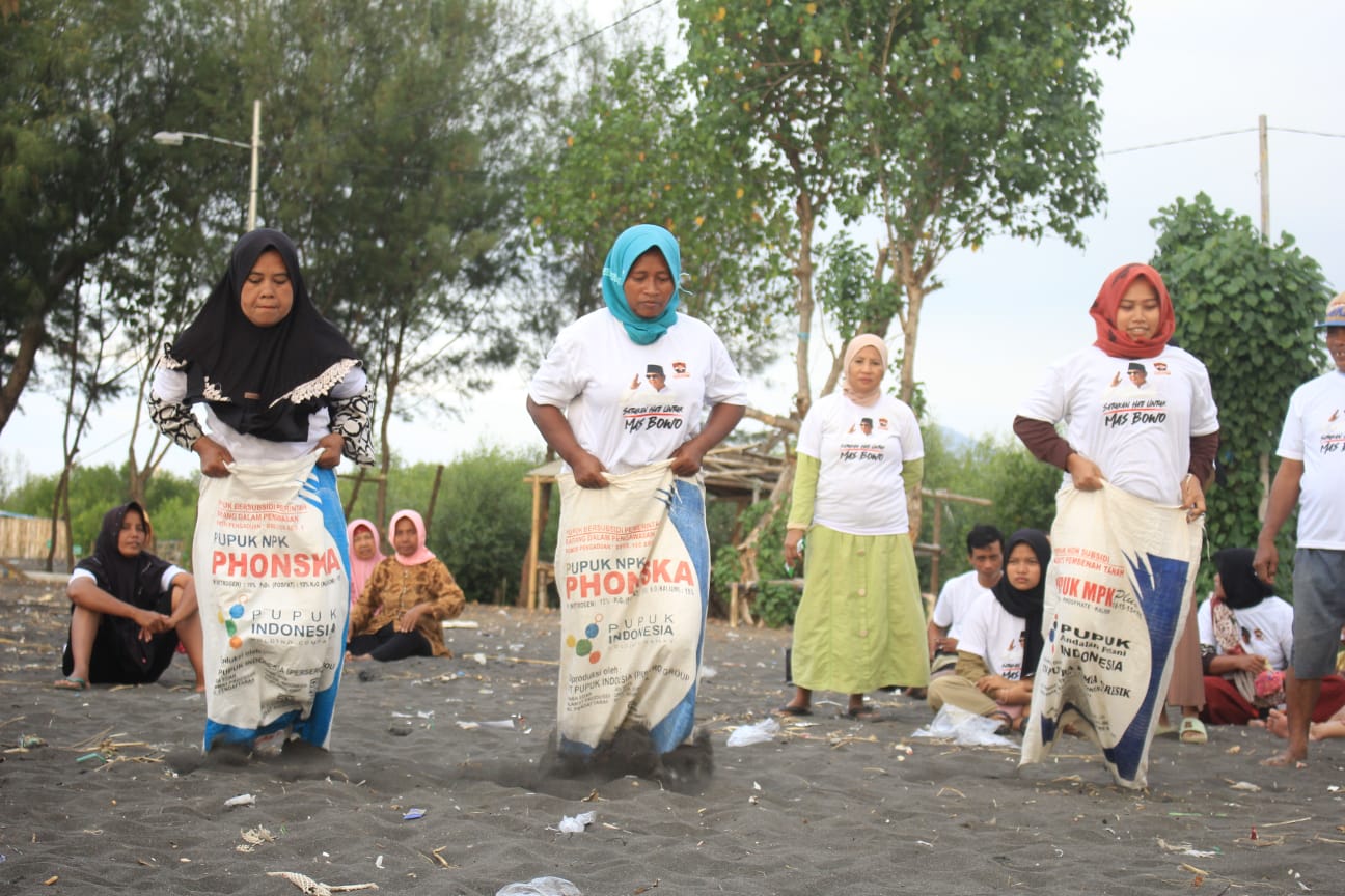 Tim Relawan Prabowo gelar kegiatan lomba dan pembagian sembako di Kecamatan Maron, Kabupaten Probolinggo, Jawa Timur.  
