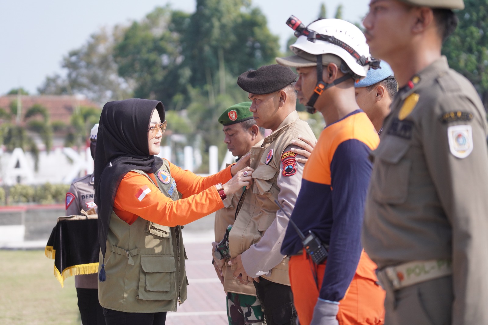 Bupati Klaten Sri Mulyani memakaikan rompi kepada personel satuan tugas penanganan karhutla dan kekeringan dampak El Nino.