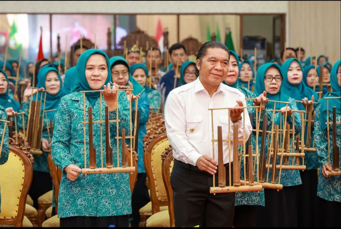 Pj Gubernur Banten Al Muktabar saat pemecahan rekor dunia pergelaran angklung Guinness World Records (GWR)