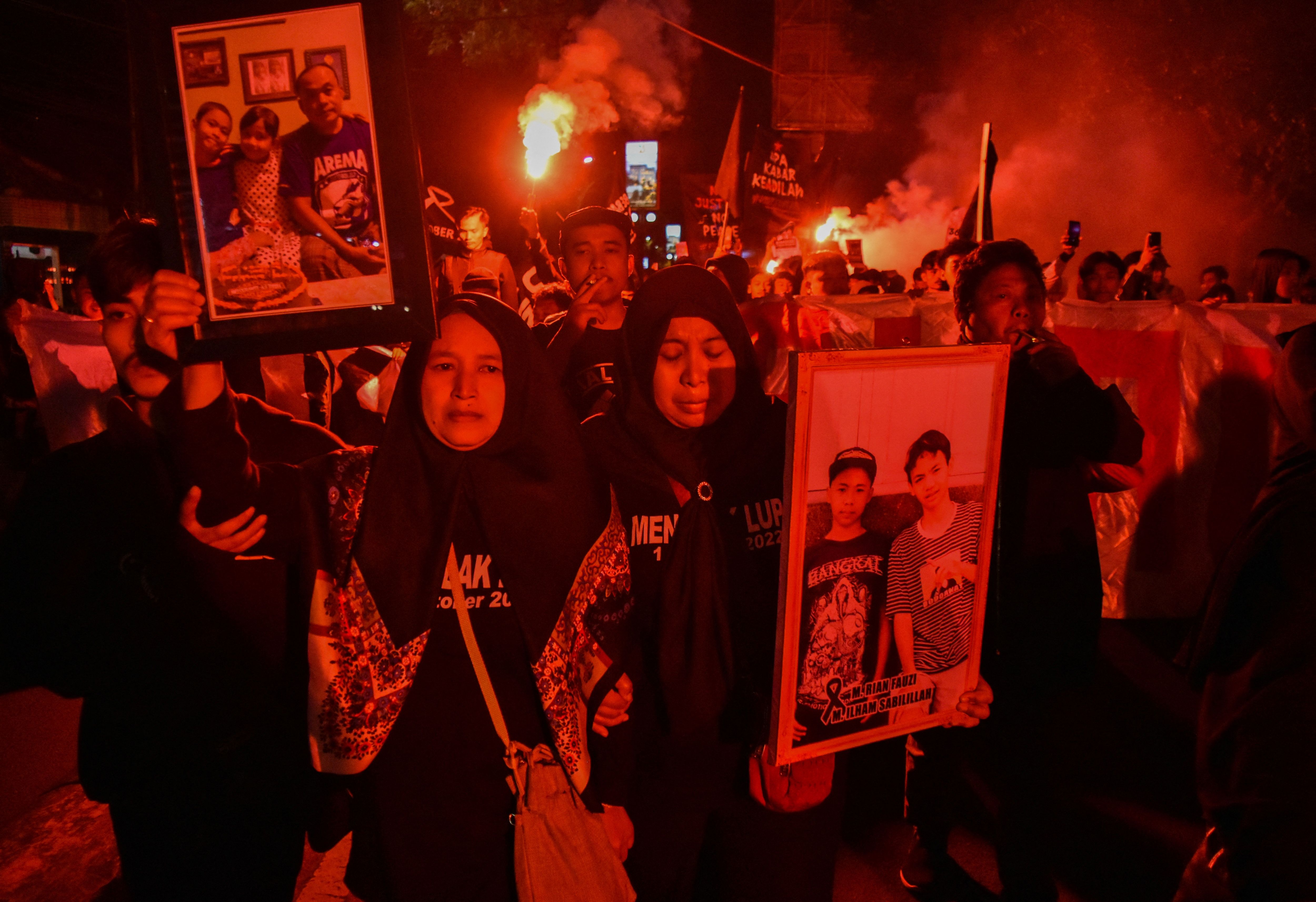 Keluarga korban Kanjuruhan melakukan aksi long march pada 10 Agustus 2023, untuk menuntut keadilan.