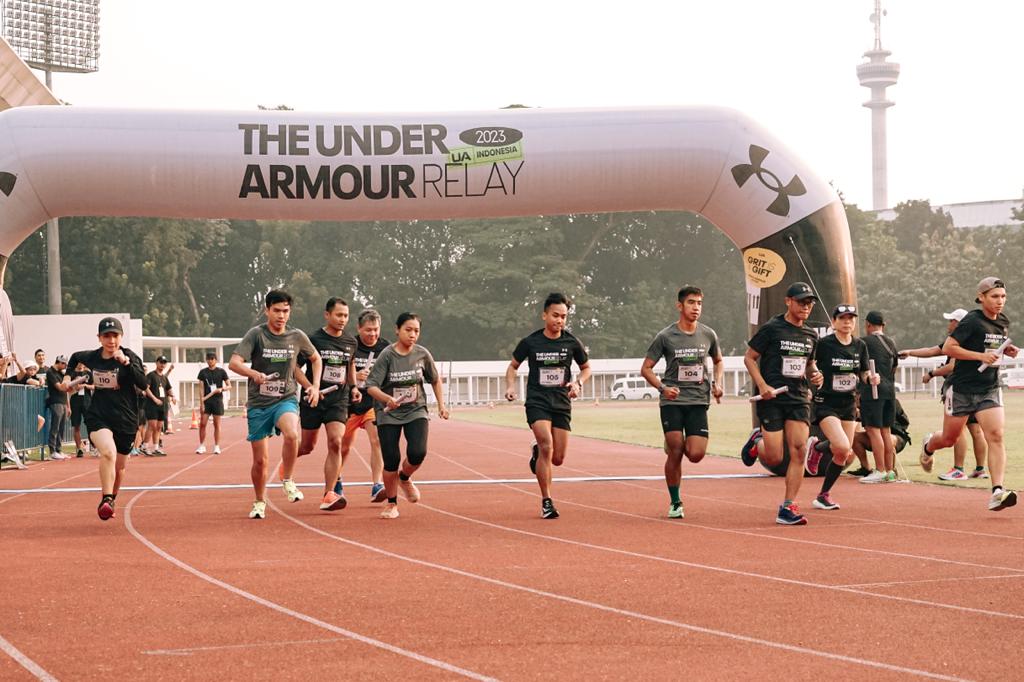 Lomba lari yang bertajuk The Under Armour Relay' di Stadion Madya Gelora Bung Karno, Jakarta, Minggu (6/8).