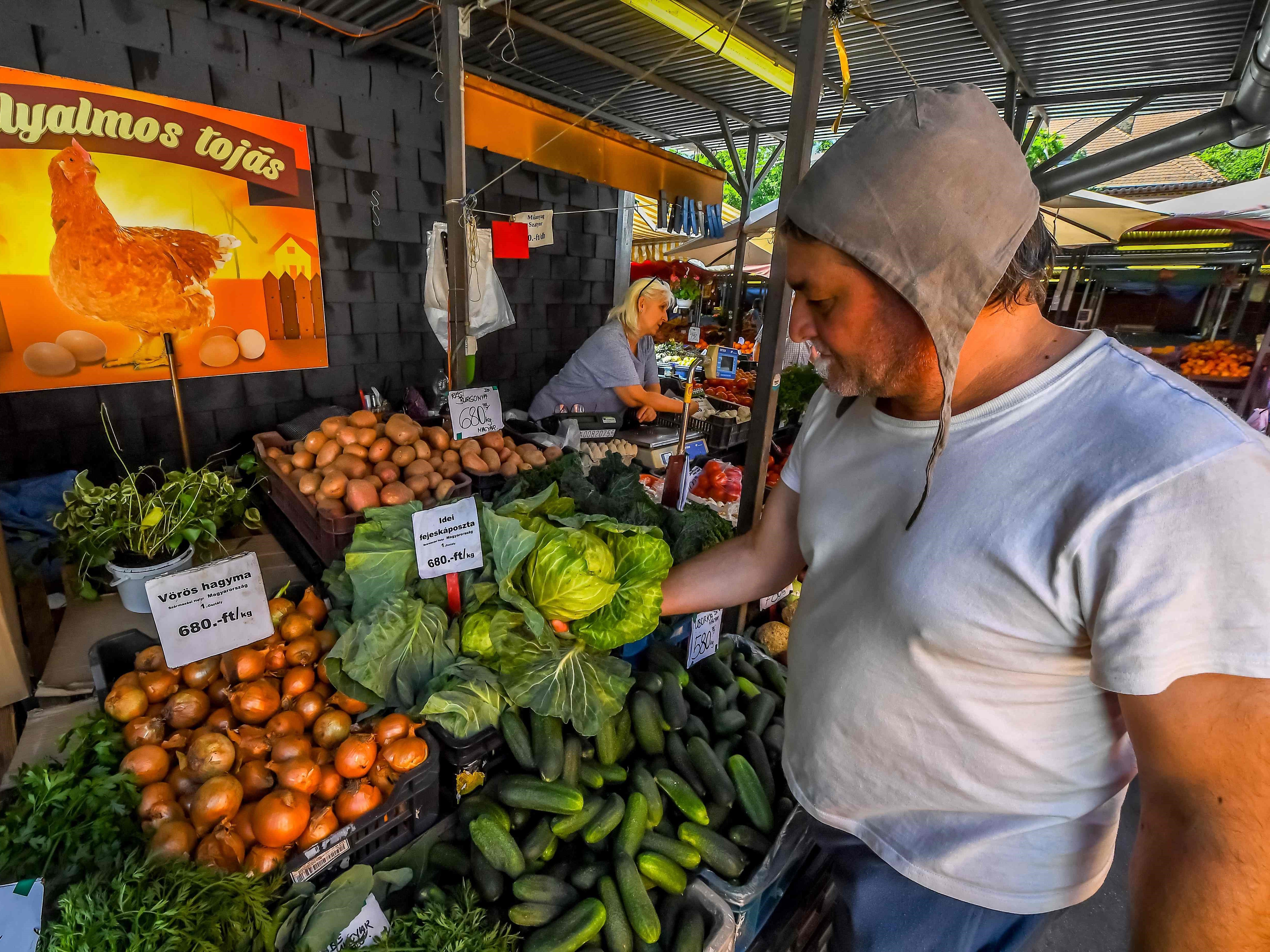 Seorang pelanggan berbelanja sayuran di Balai Pasar Bosnyak di Budapest pada 1 Juni 2023.