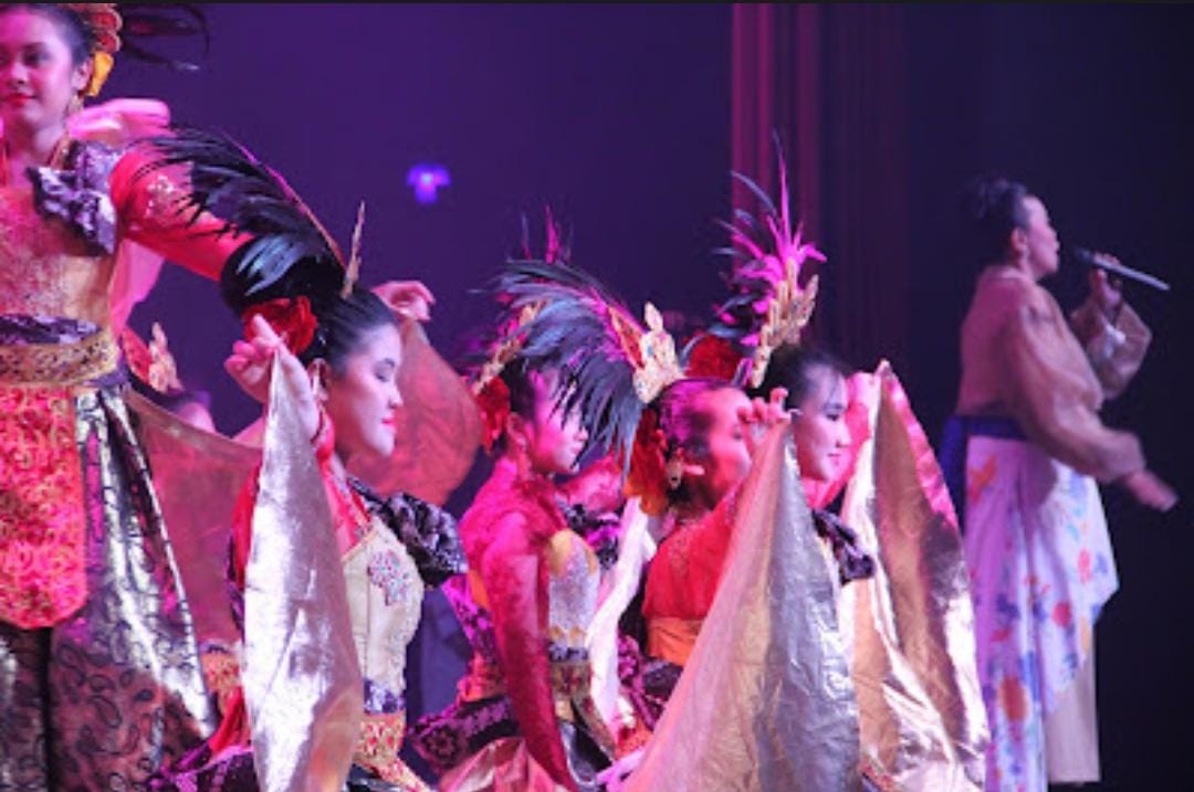 Salah satu penampil di pentas seni Sekolah Santa Ursula yang bertajuk Revive to New Heights di Ciputra Artpreneur, Jakarta, Sabtu (19/8). 