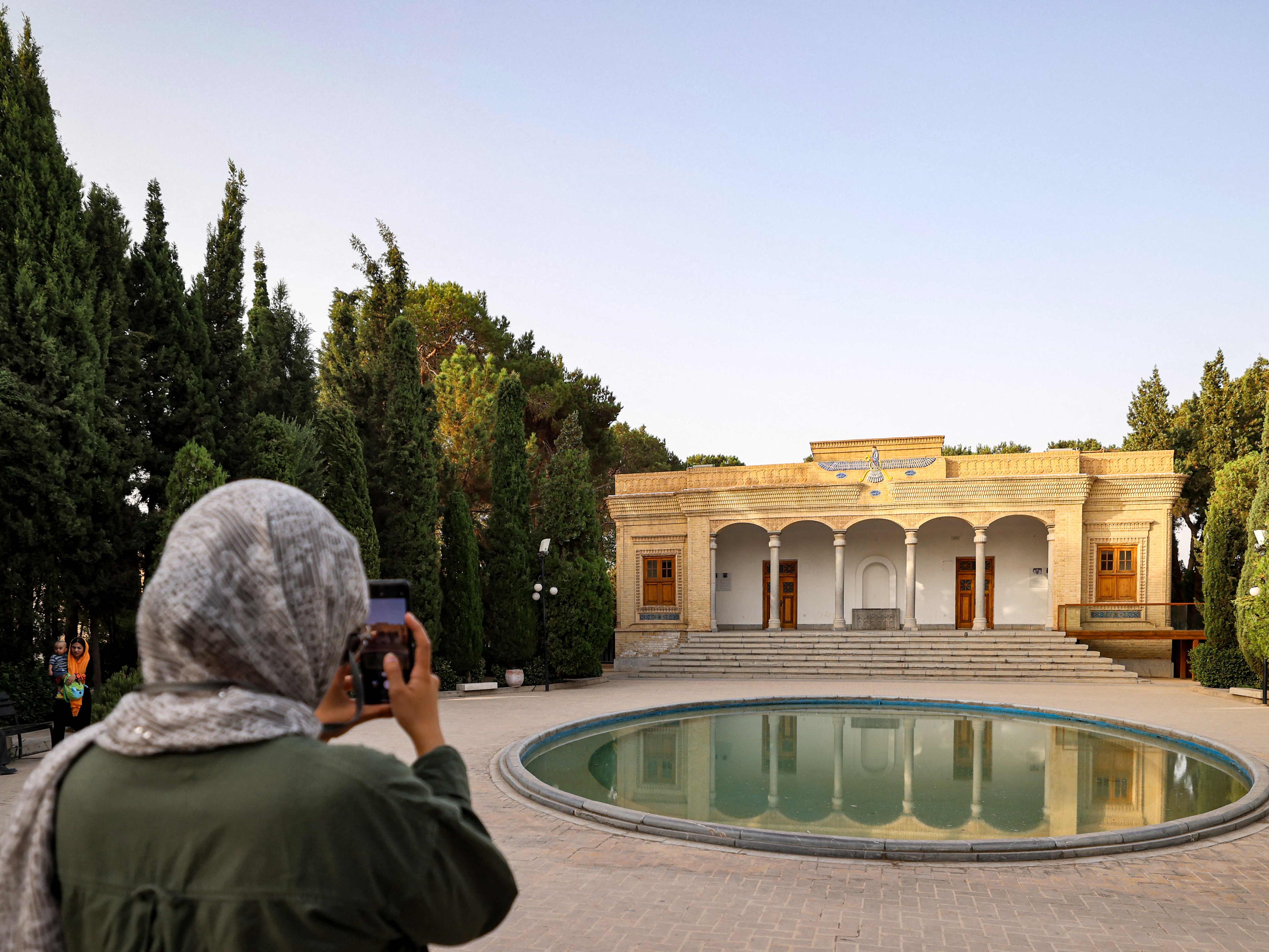Seorang pengunjung menggunakan telepon untuk memotret fasad Kuil Api Yazd (Yazd Atash Bahram) di Iran tengah pada 4 Juli 2023.