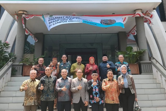 Wakil Ketua BKSAP DPR RI Gilang Dhiella Farrarez saat foto bersama usai memimpin BKSAP Day di Jepara, Jawa Tengah, Selasa (22/8).