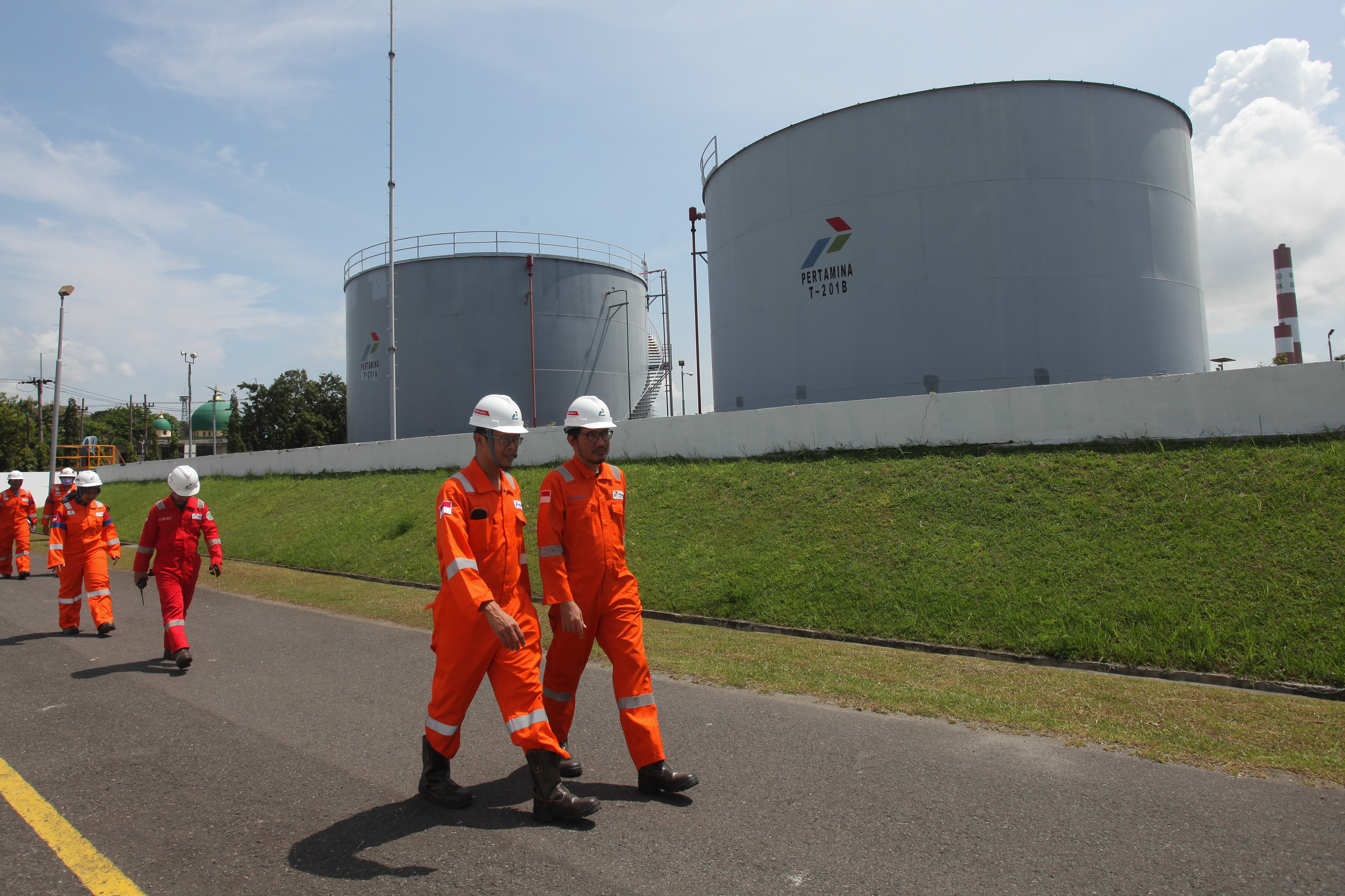 Petugas dari berbagai instansi mengecek pipa gas di Onshore Receiving Facility PHE WMO, Gresik, Jawa Timur.