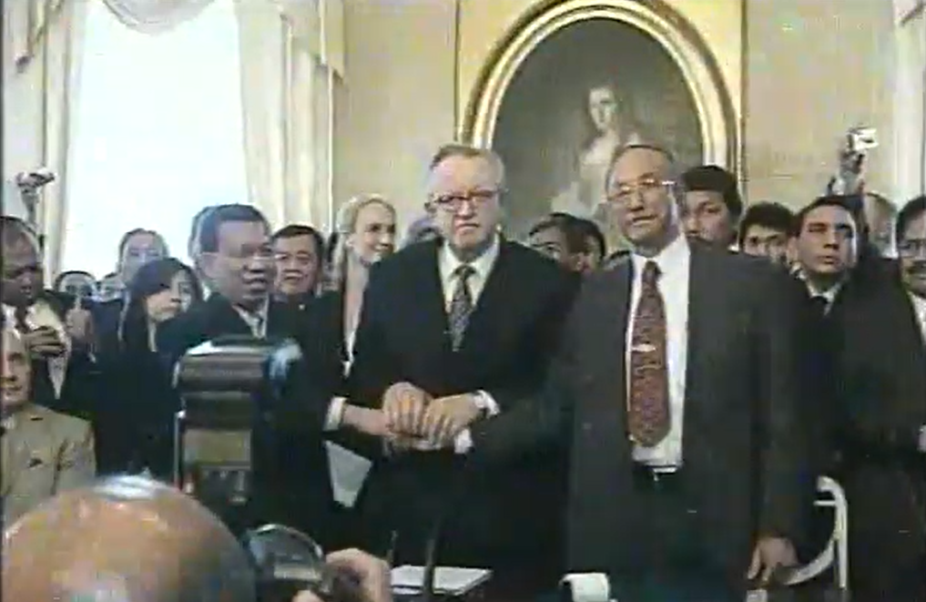 Menkum dan HAM 2004-2009 Hamid Awaluddin (kiri), Martti Ahtisaari (tengah) dan Malik Mahmud Al Haytar dari GAM (kanan) pada 2015. 