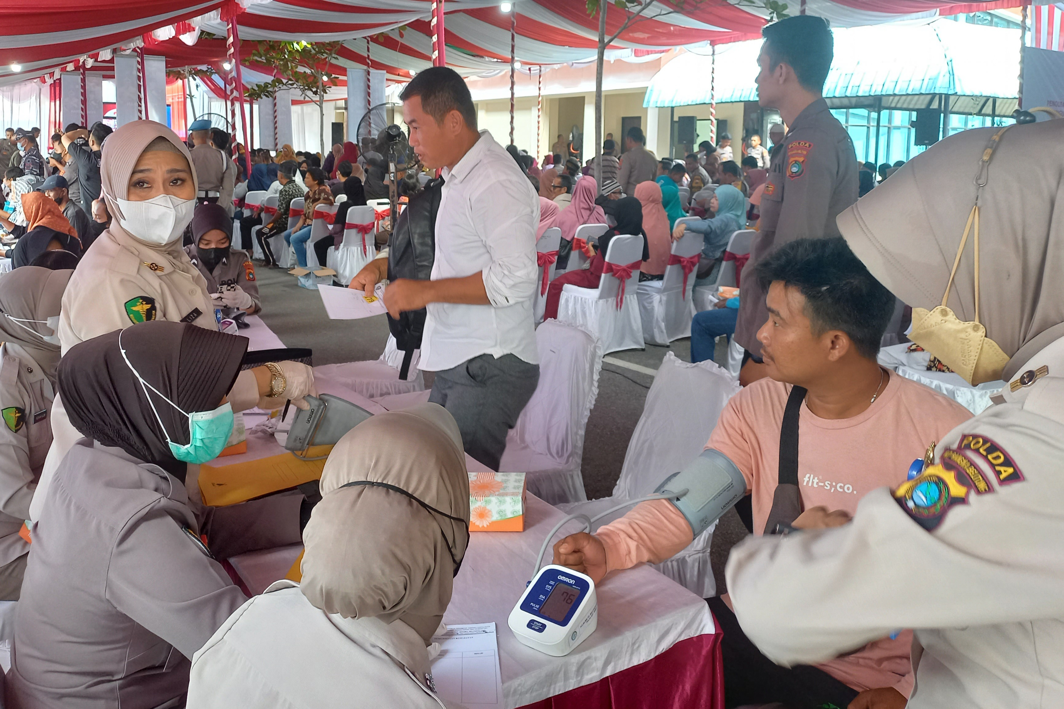 Warga Bangka Belitung menghadiri pemeriksaan kesehatan di acara Bakti Kesehatan dan Sosial Altar AKABRI 89.