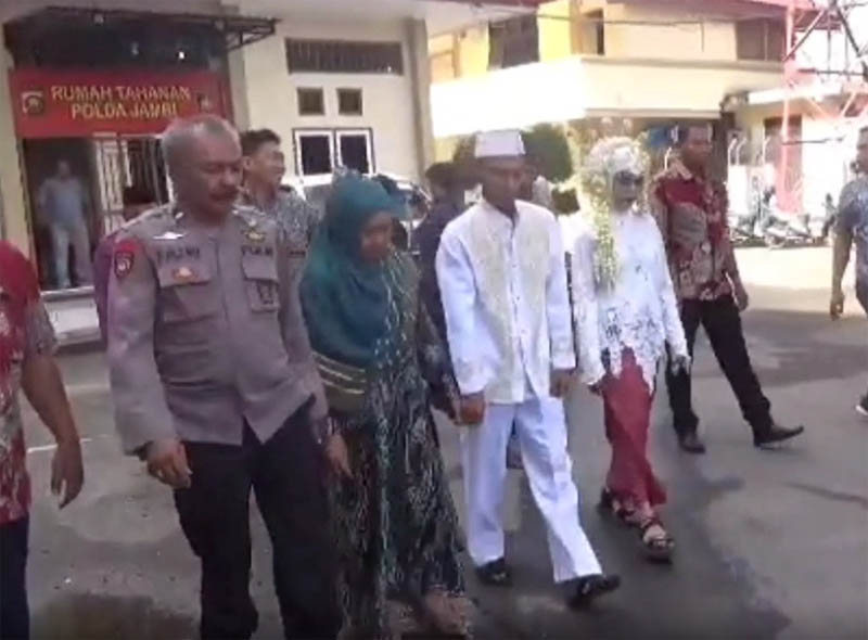 Tahanan Mapolda Jambi melangsungkan pernikahan dengan kekasihnya difasilitasi kepolisian.