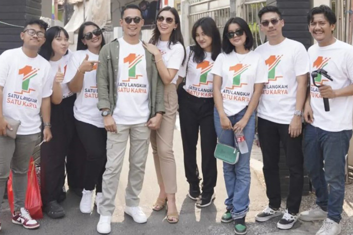 Fauzan Rachmansyah (keempat dari kiri) bersama Karen Afralia Nijsen dan tim menyambangi BKB Paud Flamboyan ll untuk ikut mengajar anak-anak.