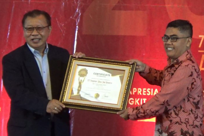Direktur Utama PT Pangansari Utama Food Resources Maghfur Lasah menerima penghargaan dari The 7Sky Media.
