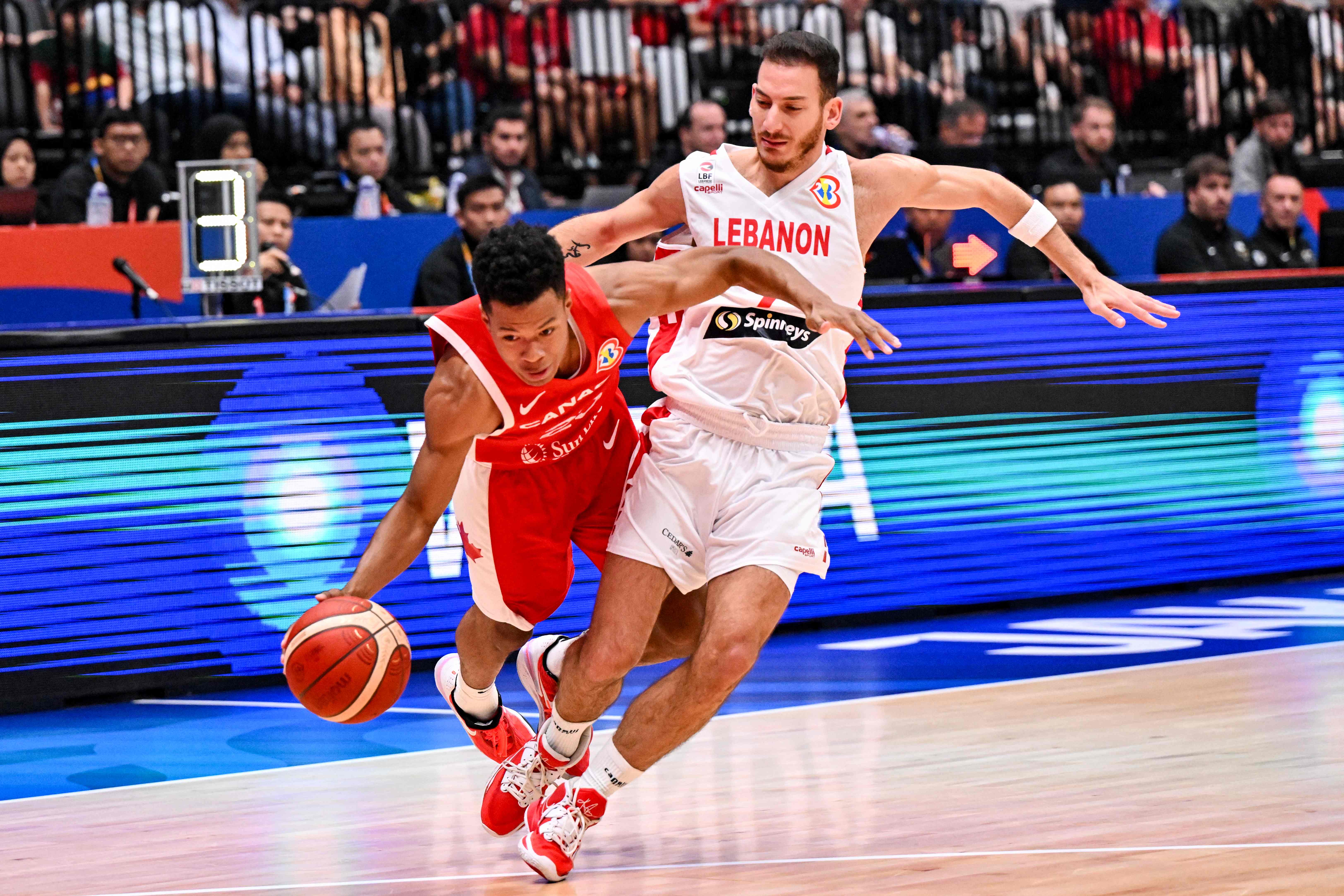 Pebasket timnas Kanada Trae Bell-Haynes (kiri) dalam laga Kejuaraan Dunia Bola Basket melawan Libanon di Indonesia Arena.