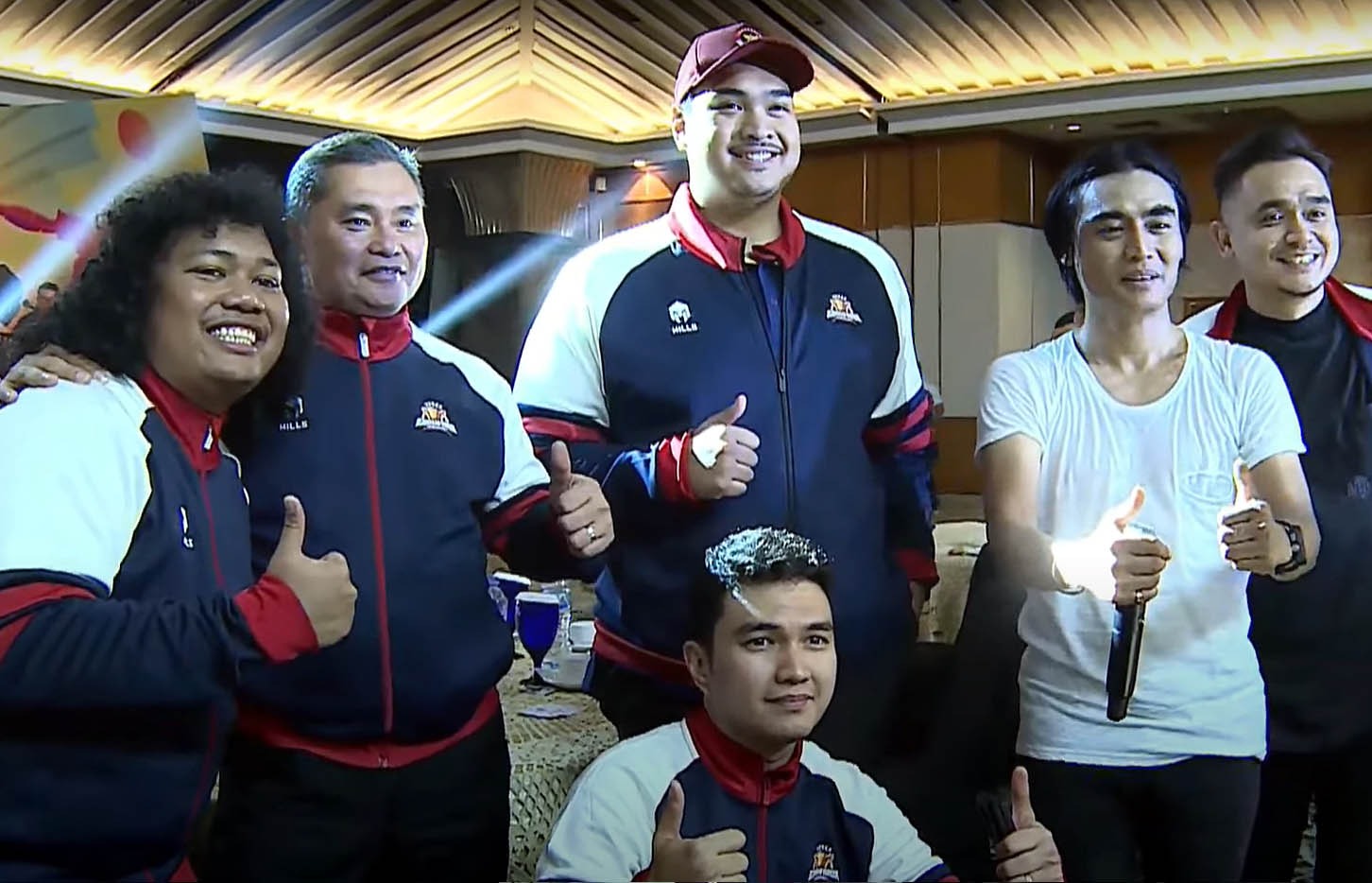 Menpora Dito Ariotedjo (tengah), Charly Van Houten (kedua dari kanan) dalam acara peluncuran Kejuaraan AntarKampung di Jakarta, Rabu (9/8).