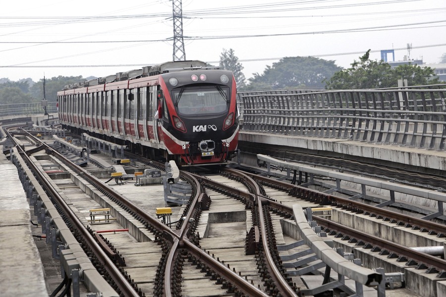 Rangkaian kereta LRT memasuki Stasiun Cawang Jakarta, Senin, 28 Agsutus 2023.