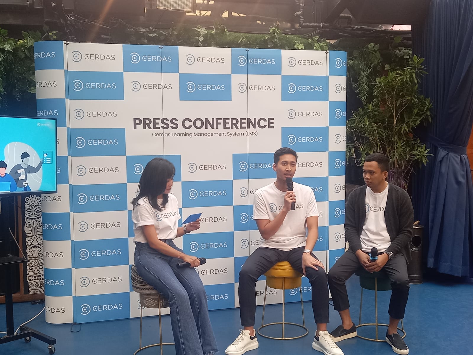 Founder Cerdas LMS Aldi Imam Wibowo (tengah) dan Co-Founder Cerdas LMS Raden Aziz Fajar Sazali (kanan) saat acara peluncuran Cerdas LMS.