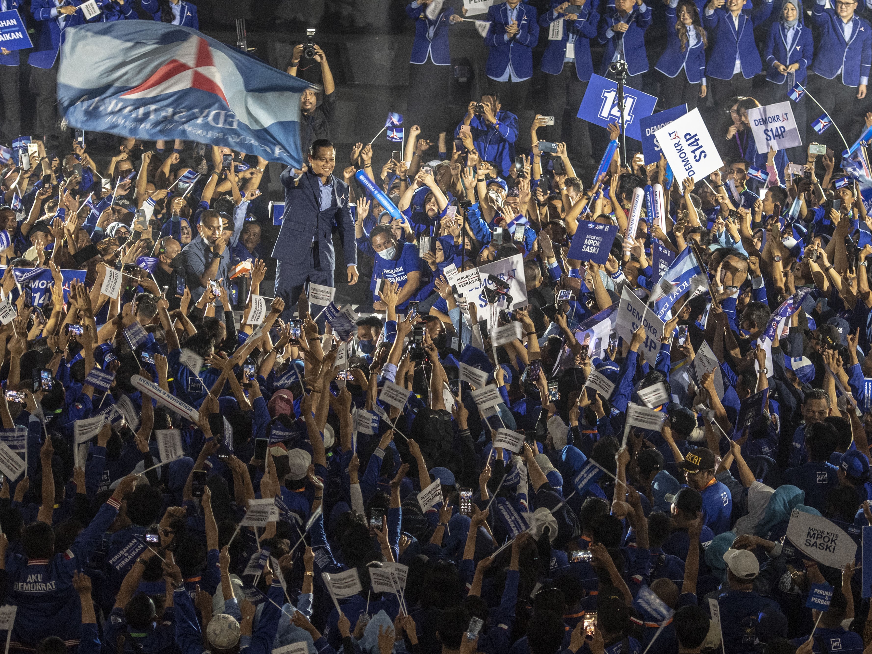 Ketua Umum Partai Demokrat Agus Harimurti Yudhoyono (AHY) membawa bendera Partai Demokrat.