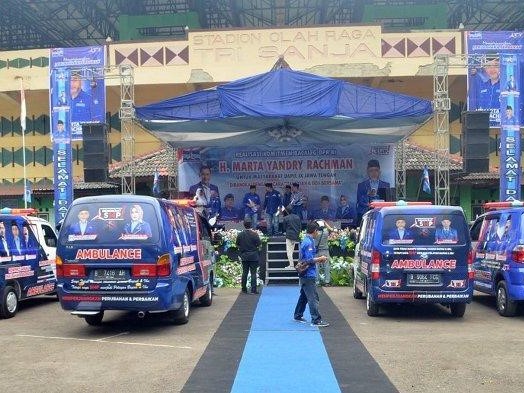 Empat ambulans yang disumbangkan.