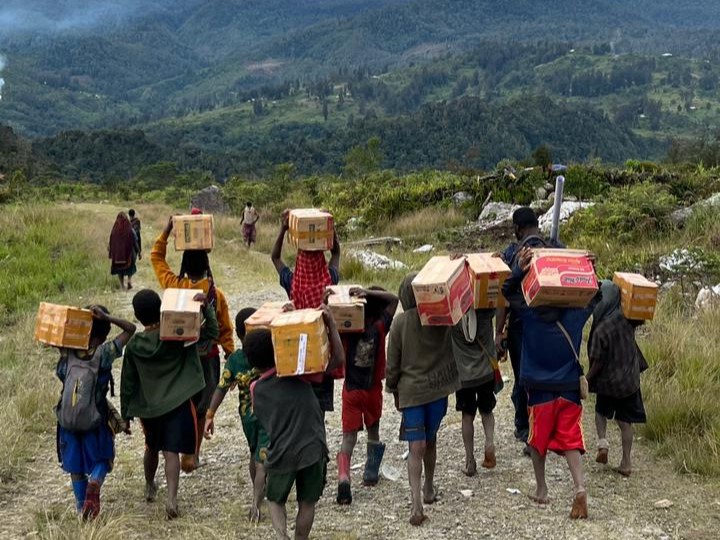 Anak-anak di Puncak Jaya, Papua Tengah, menerima bantuan dari Kemensos.