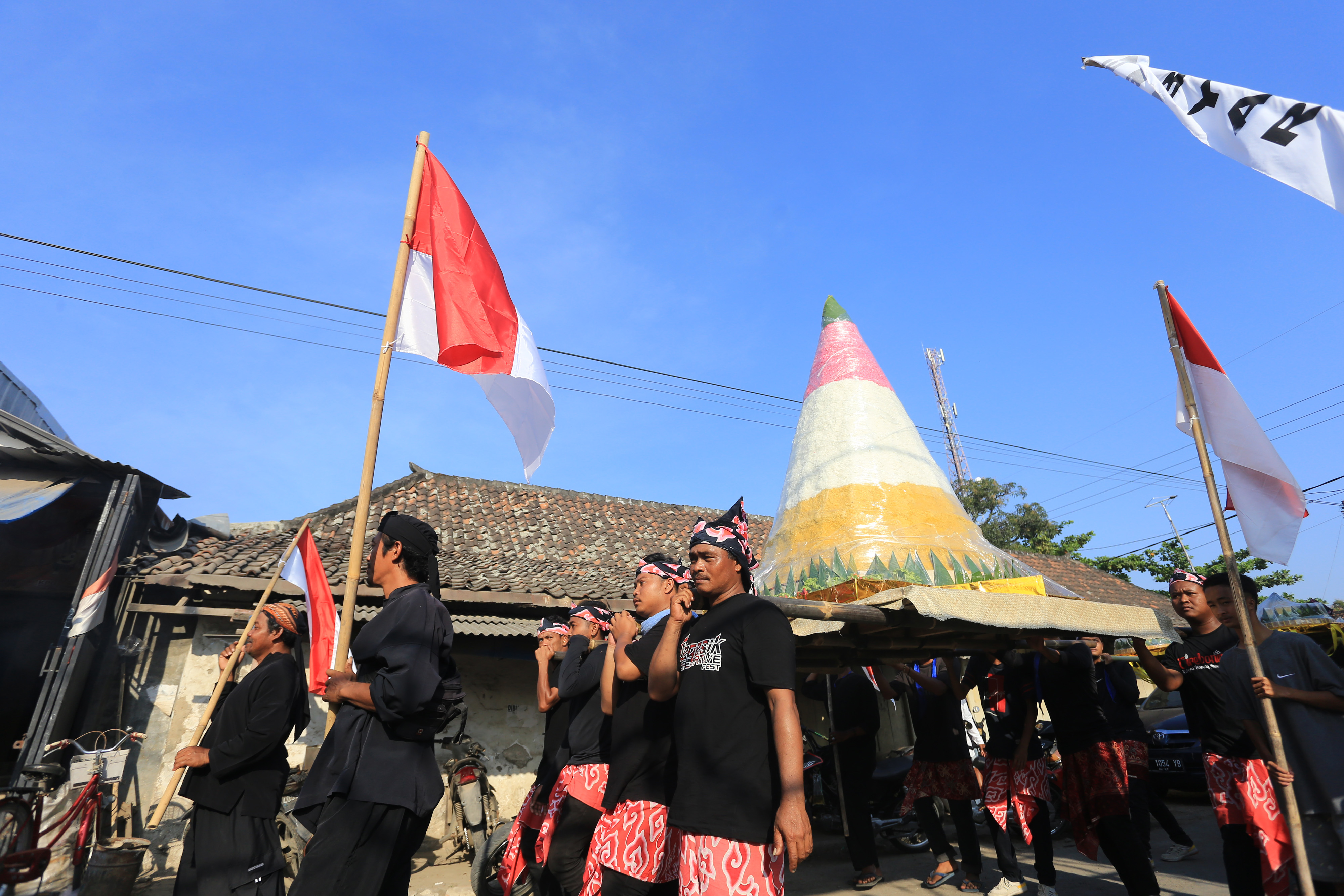 Tradisi Barikan di Alun-alun Gegesik, Cirebon, Jawa Barat