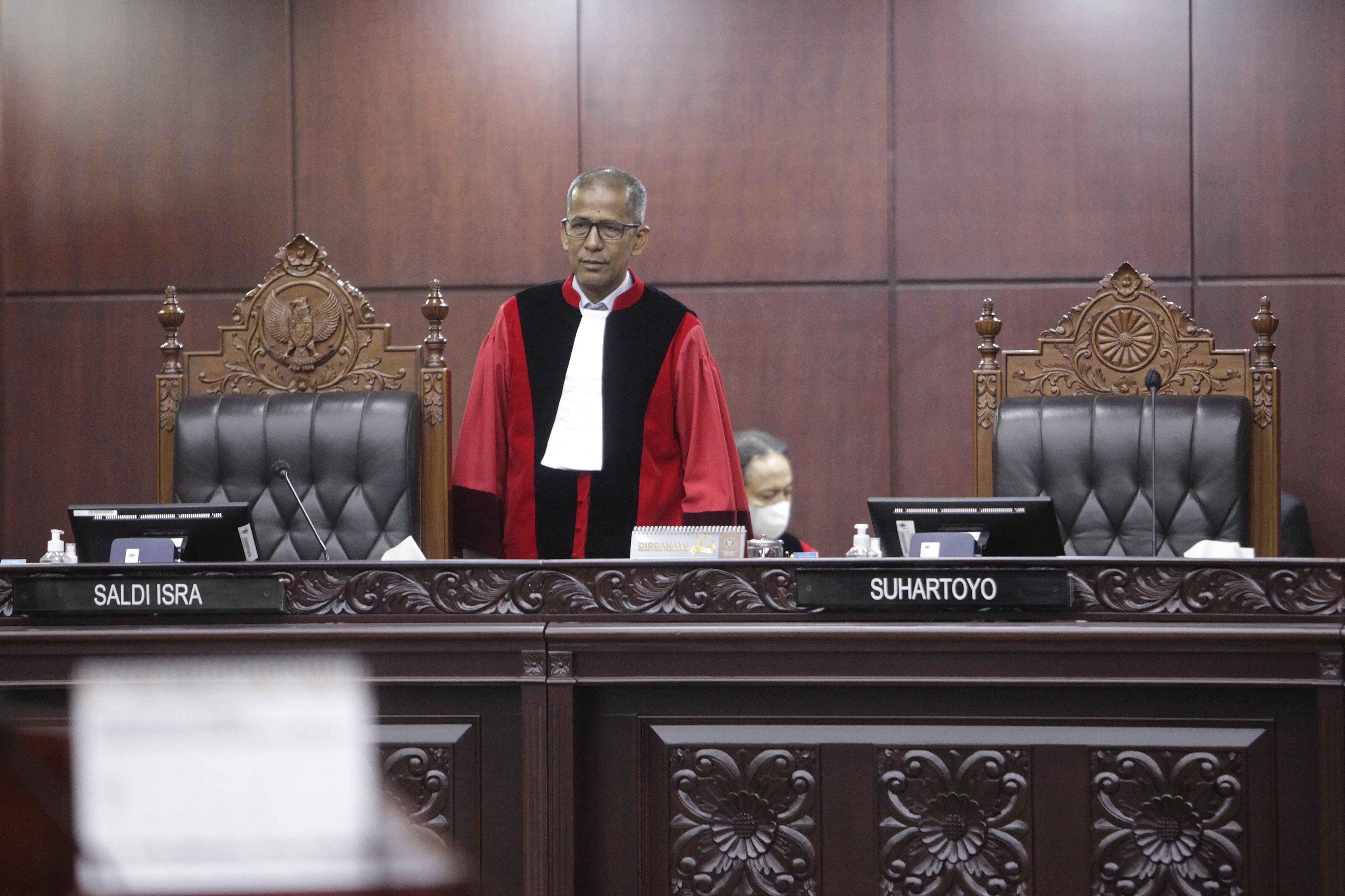  Ketua majelis hakim Saldi Isra memimpin sidang uji materiil undang-undang Pemilu di Gedung Mahkamah Konstitusi (MK),