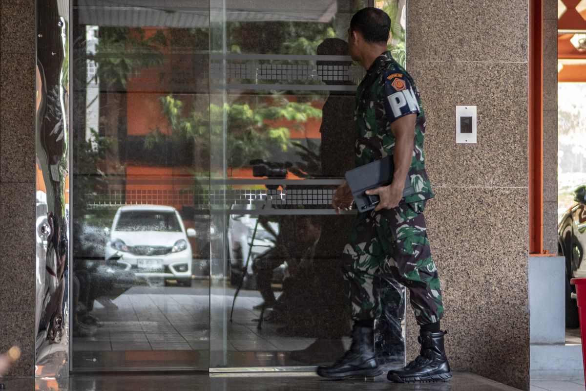 KPK dan Puspom TNI geledah kantor Basarnas.