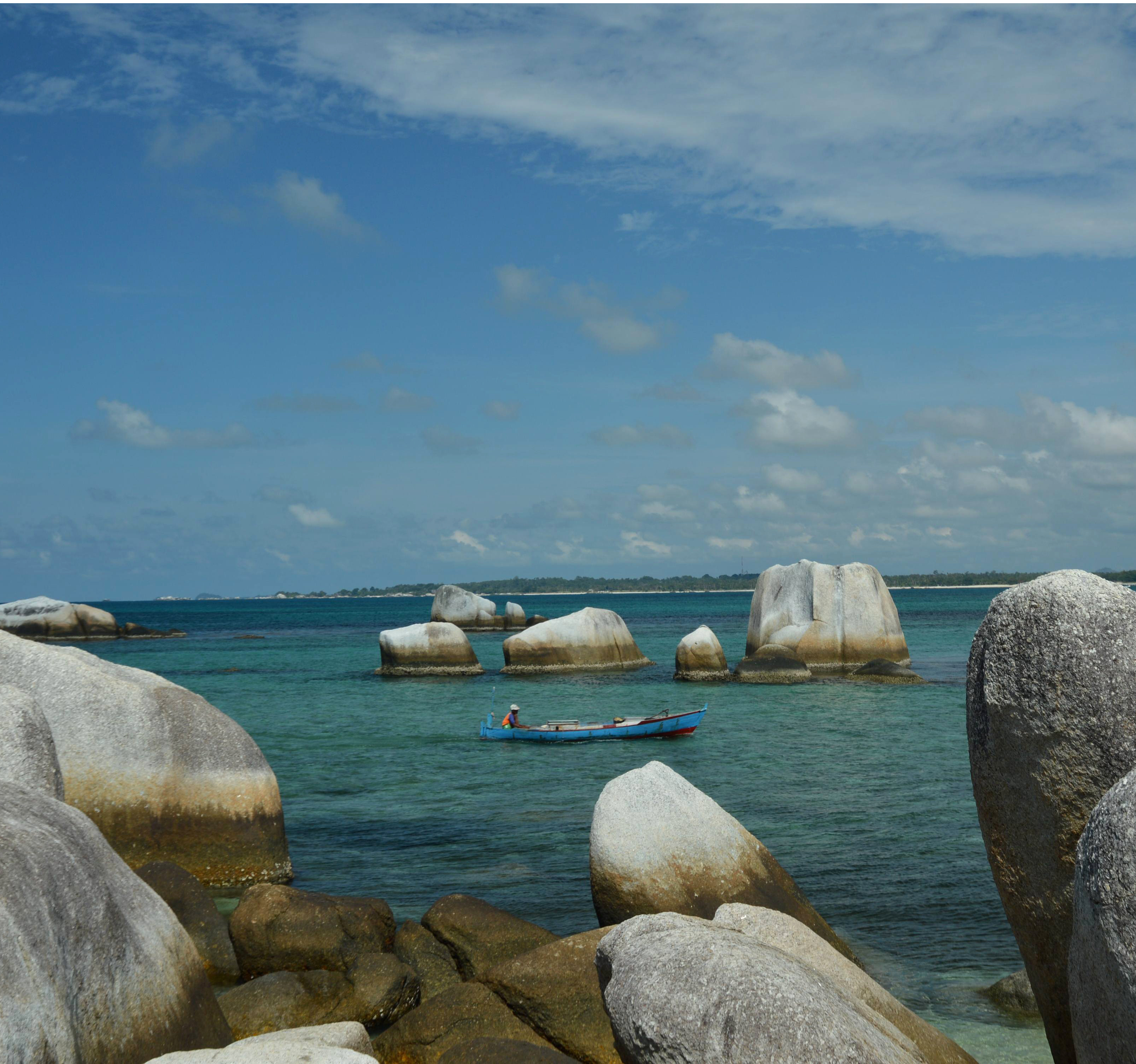 Pantai Tanjung Kelayang merupakan salah satu obyek wisata bahari andalan Bangka Belitung.