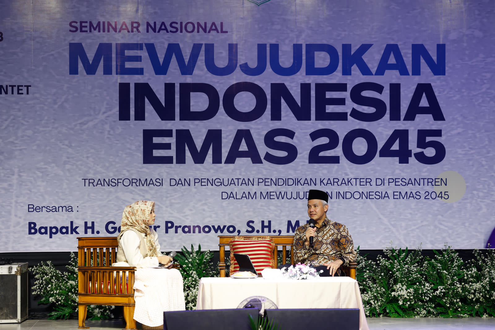 Ganjar Pranowo dalam acara Seminar Nasional Menuju Indonesia Emas 2045