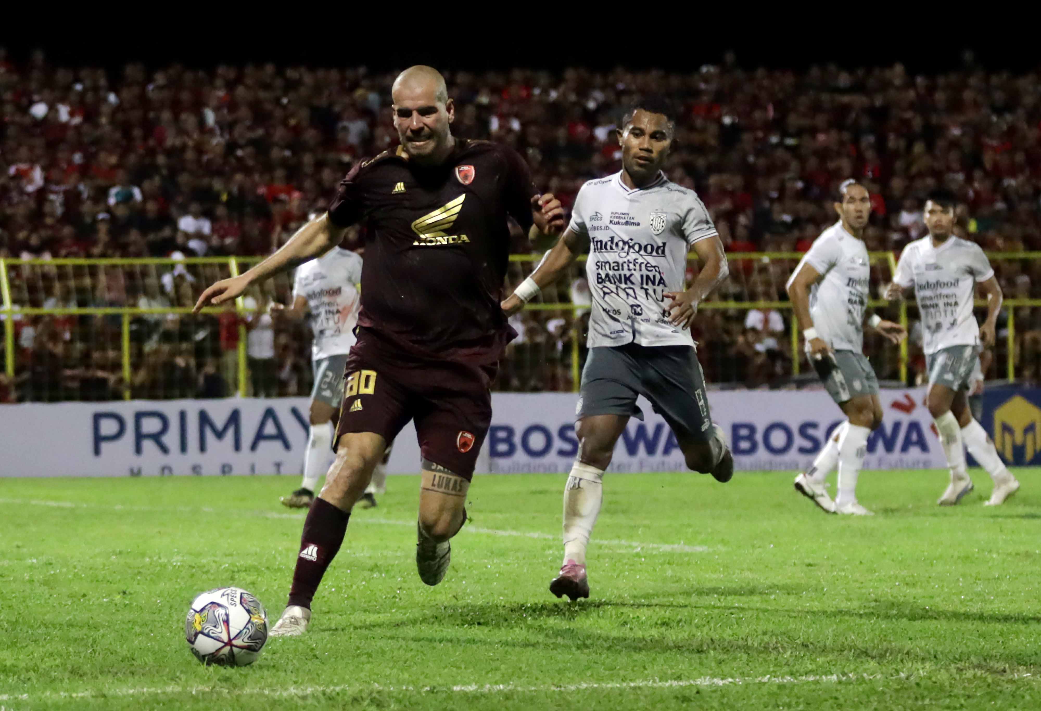 Pesepak bola PSM Makassar Wiljan Pluim (kiri) menggiring bola