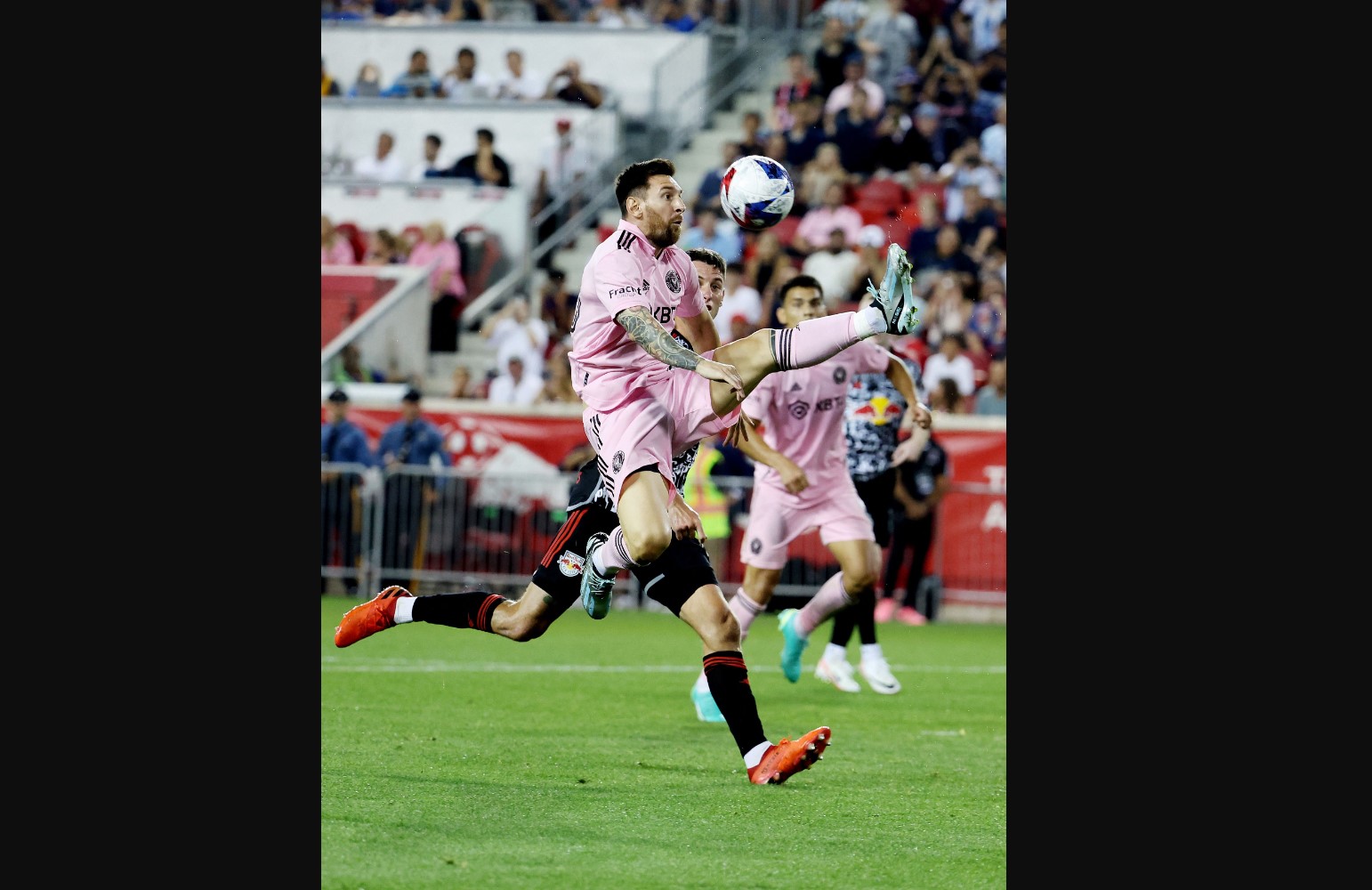 Pemain Inter Miami Lionel Messi menerima bola dalam laga MLS melawan New York Red Bulls.