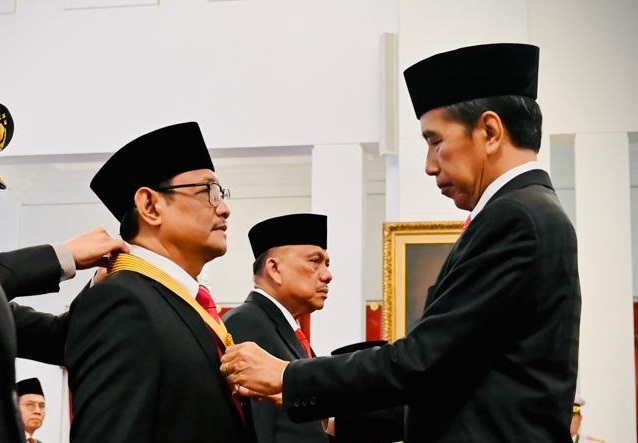 Staf Khusus Presiden, RI AAGN Ari Dwipayana dan Sukardi Rinakit dianugerahi Bintang Jasa Utama.