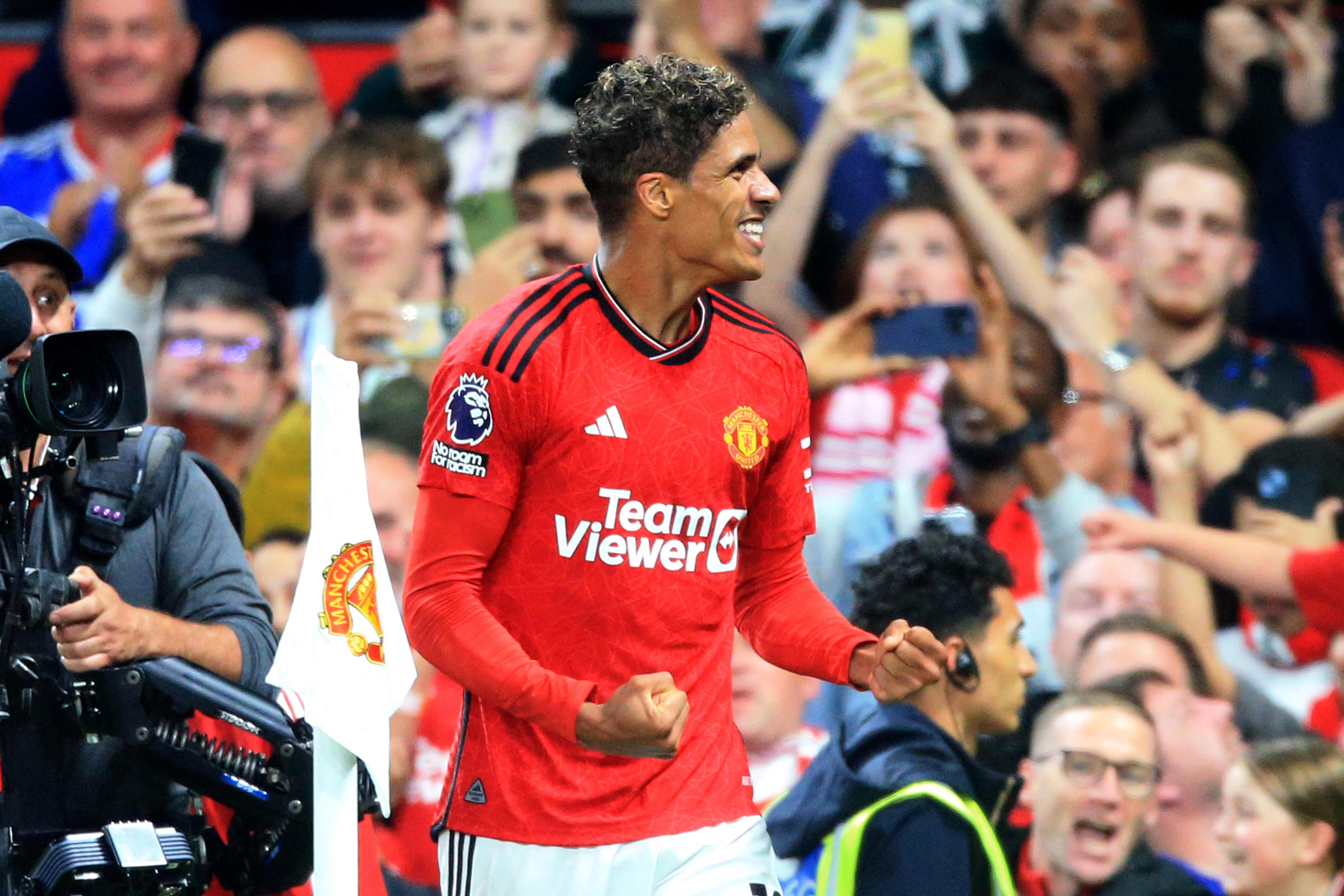 Bek Manchester United Raphael Varane melakukan selebrasi usai mencetak gol ke gawang Wolverhampton Wanderers di laga Liga Primer Inggris.