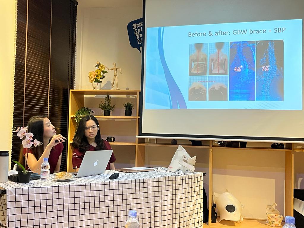 Dokter menjelaskan manfaat terapi Brace GBW dan latihan Schroth bagi pasien skoliosis.