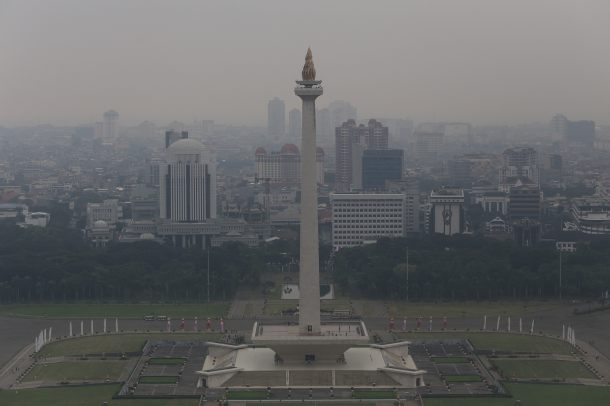 Suasana gedung bertingkat yang terlihat samar karena polusi udara di Jakarta.