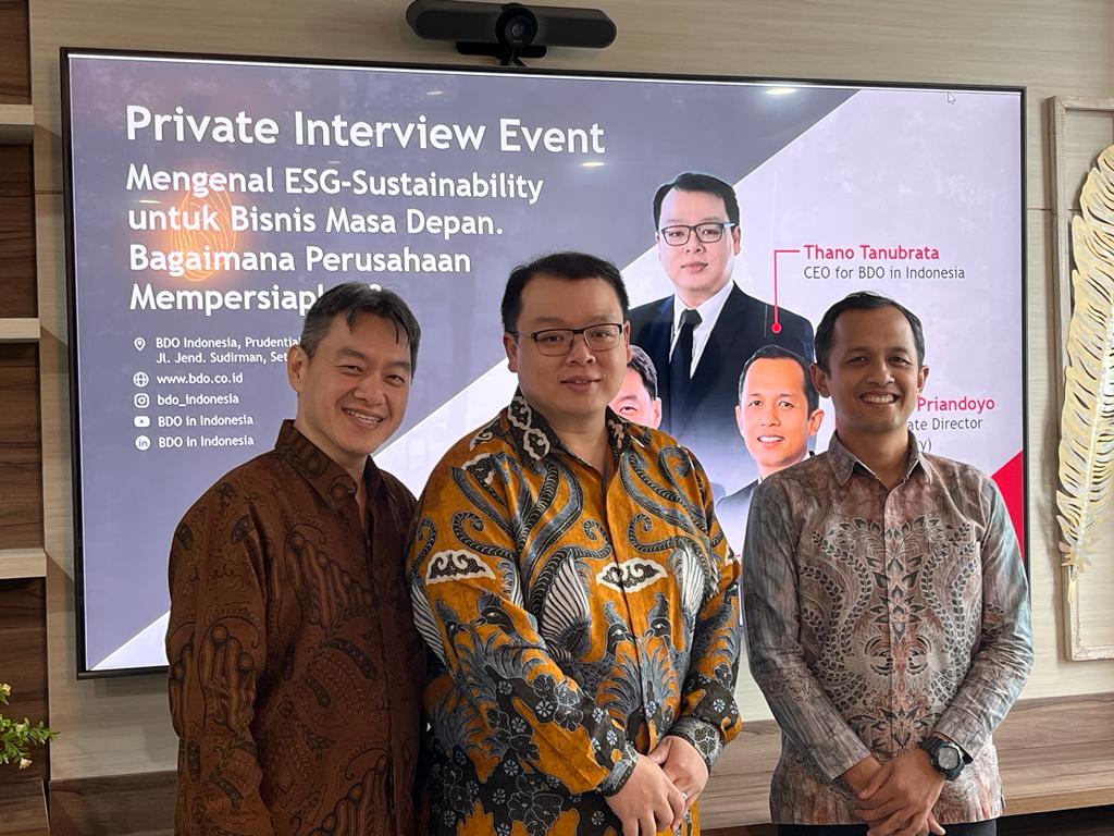  Anjar Priandoyo (kanan), Thano Tanubrata (tengah, dan Bambang Budi Tresno (kiri) pada temu media yang digelar BDO di Jakarta, Rabu (2/8).