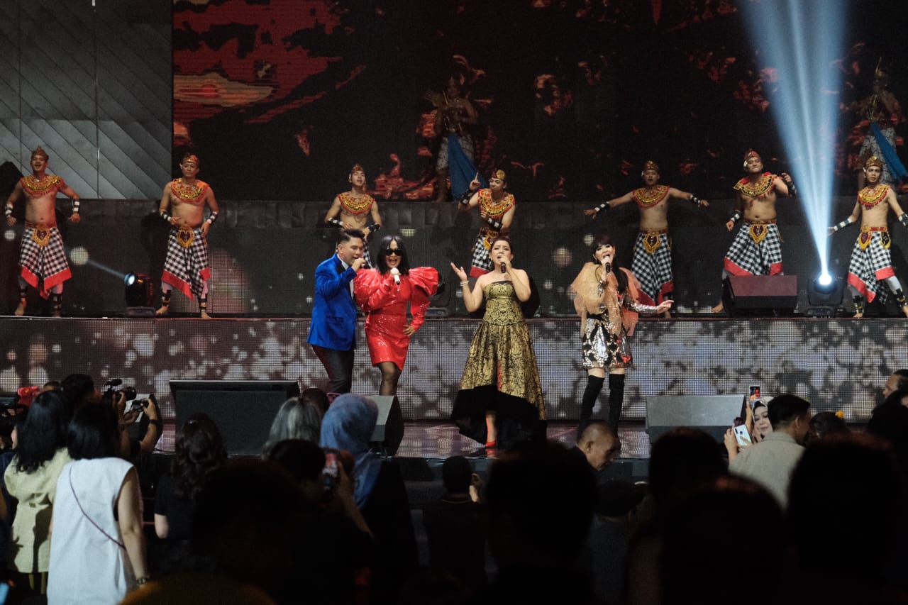 Penyanyi Mayangsari, Atiek CB, Ita Purnamasari, dan Ronnie Sianturi menyapa penggemarnya di Konser Legend Musik Era’ku di Balai Sarbini.