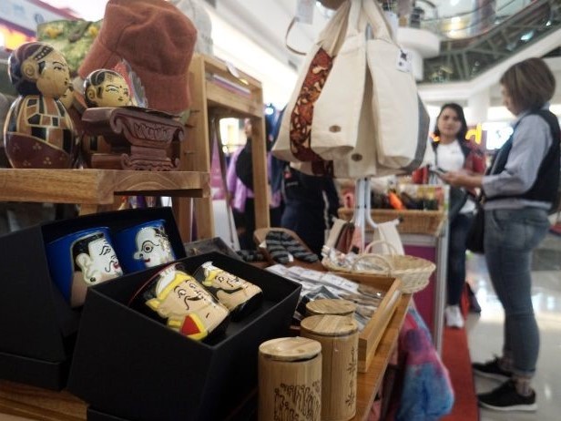 Saiful mencoba berjualan sandal keliling kampung,  tetapi kerja kerasnya selama berbulan-bulan nyatanya tidak membawa hasil memuaskan.