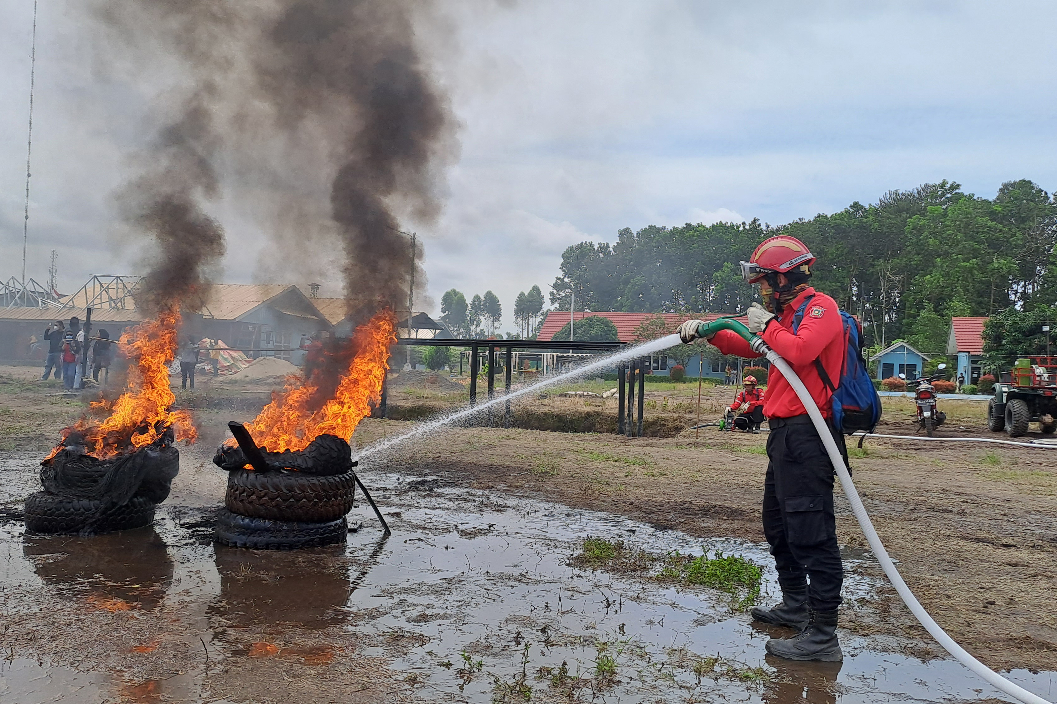 Ptugas melakukan simulasi pemadam kebakaran jelang musim kemarau tahun ini, di Sungai Baung, Ogan Komering Ilir, Sumatra Selatan.