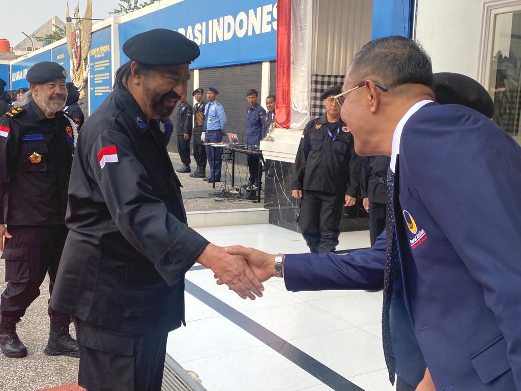 Ketua Umum Partai NasDem Surya Paloh (kiri) menyalami Bacaleg Partai NasDem dari Dapil Jawa Barat IV H Ayep Zaki.