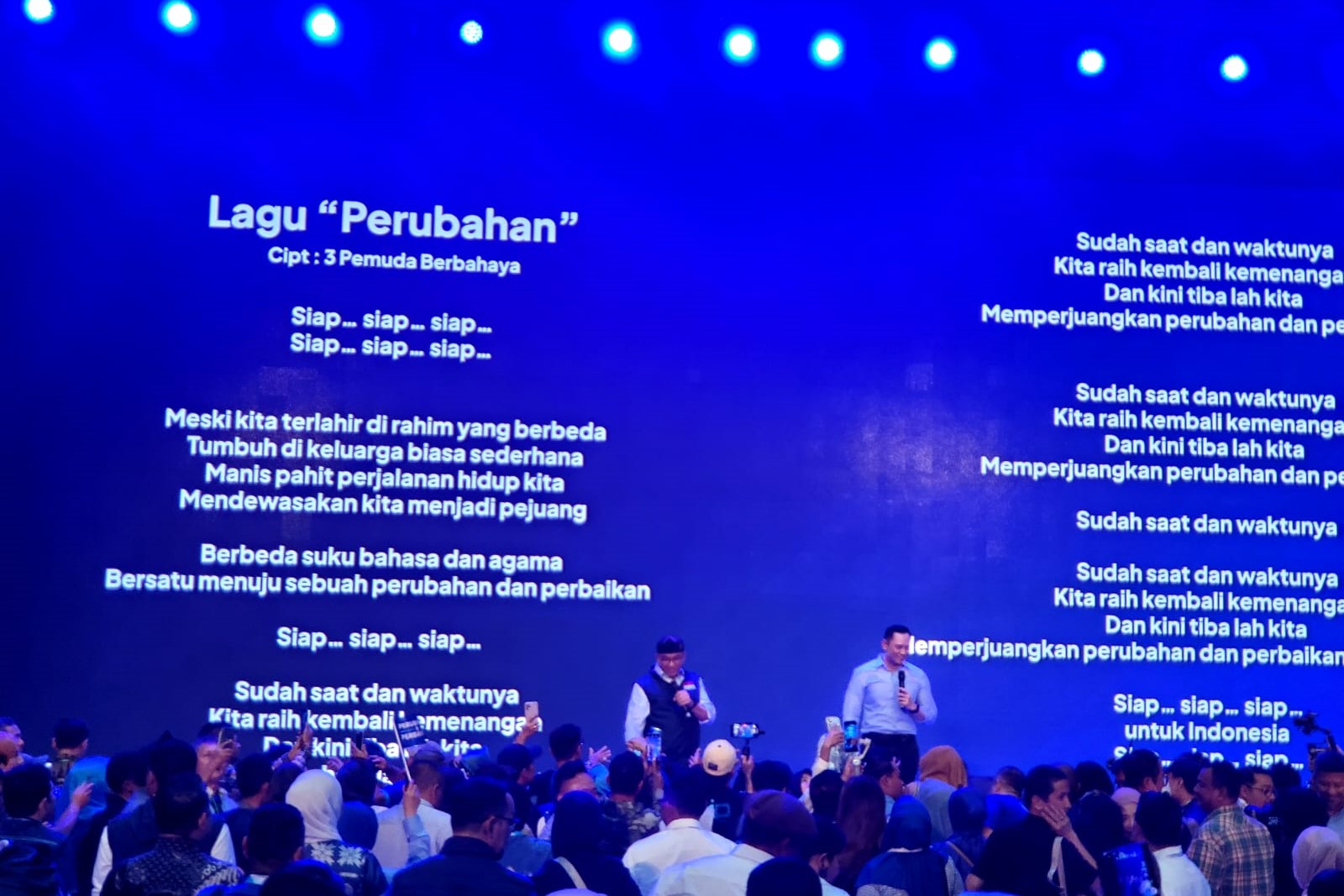 Anies Baswedan dan AHY saat menyambut Dialog Rakyat di GOR Sabuga Kota Bandung.