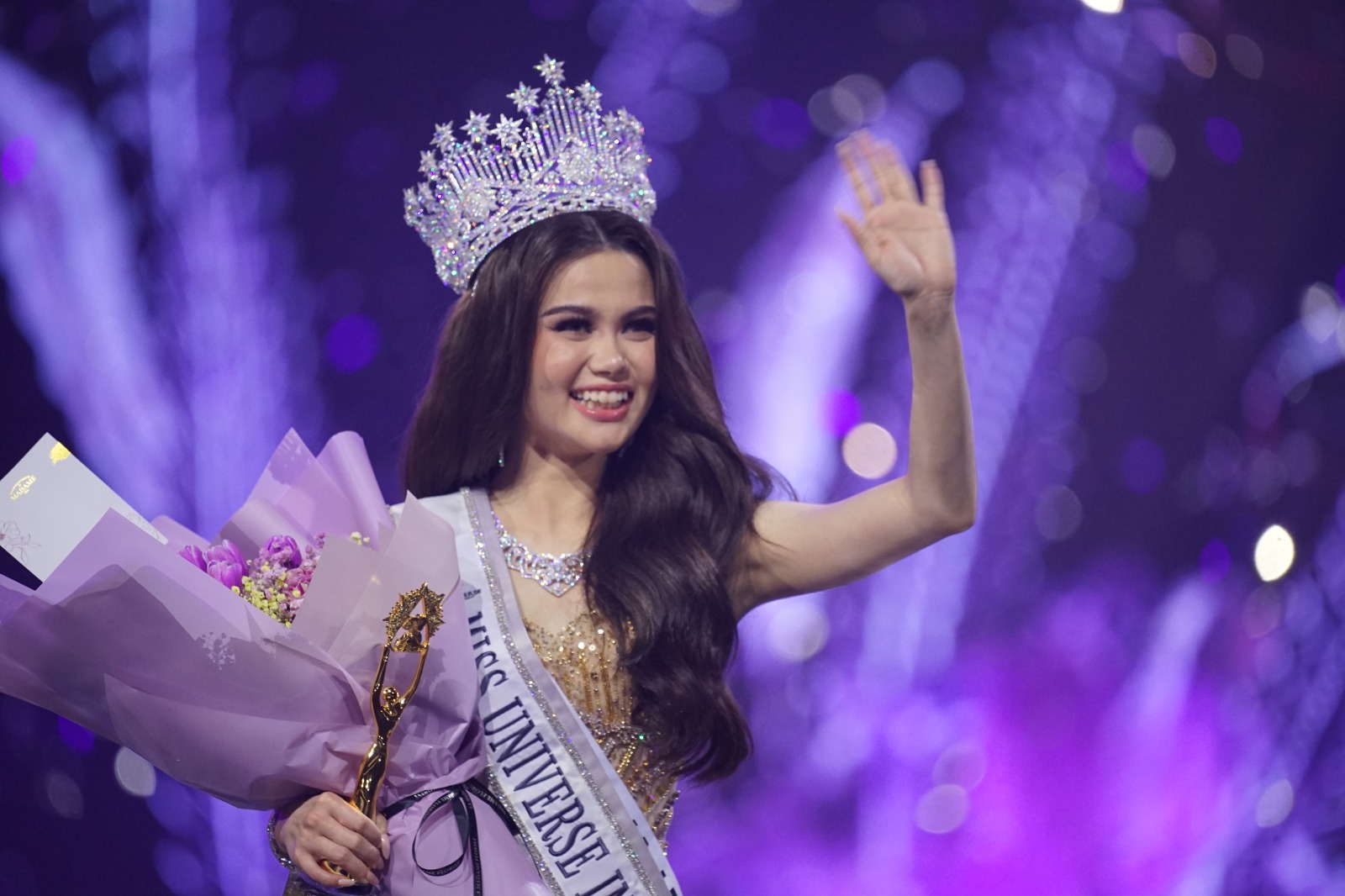 Mahkota Shimmering Hope UBS Gold dikenakan pemenang Miss Universe Indonesia 2023