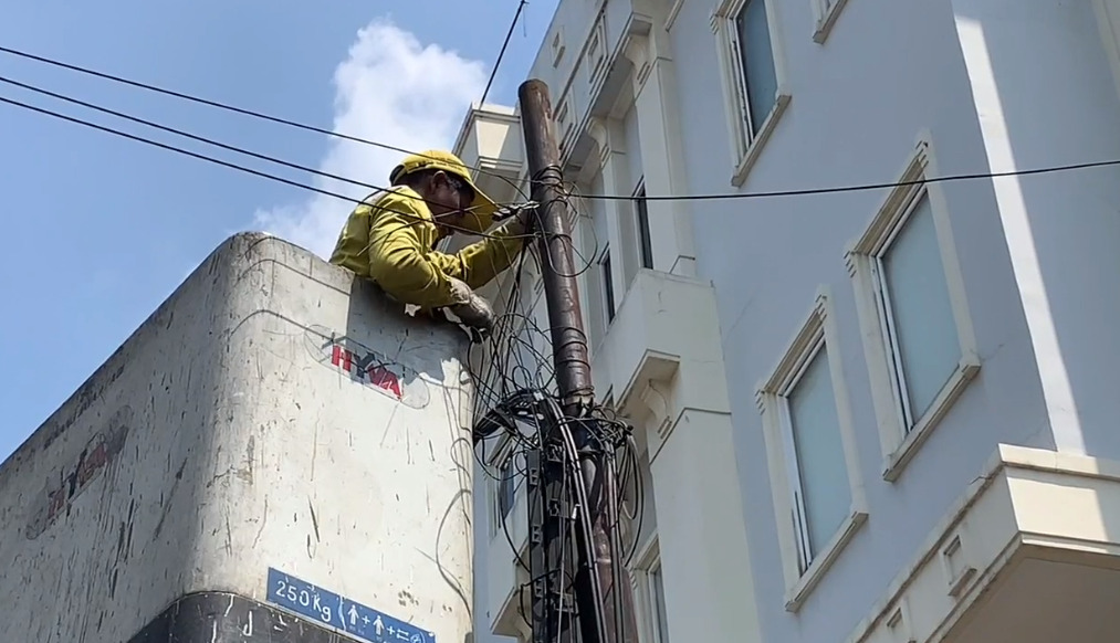 DInas Bina Marga DKI Jakarta melakukan pembenahan kabel semrawut di Jakarta Pusat.