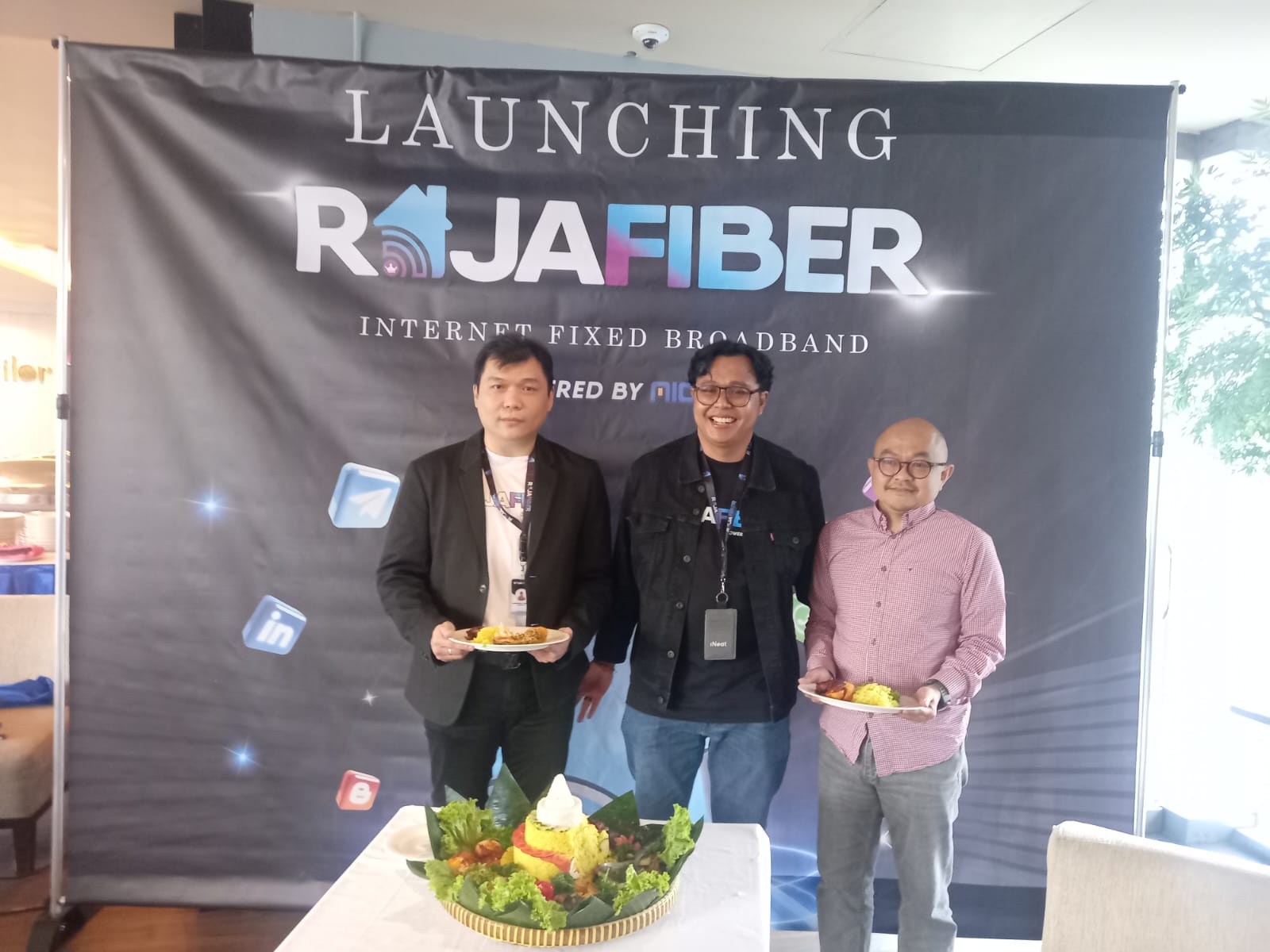 Chief Sales & Marketing Officer RajaFiber Reddy Christianto (tengah) saat launching RajaFiber di Jakarta, Rabu (23/8).