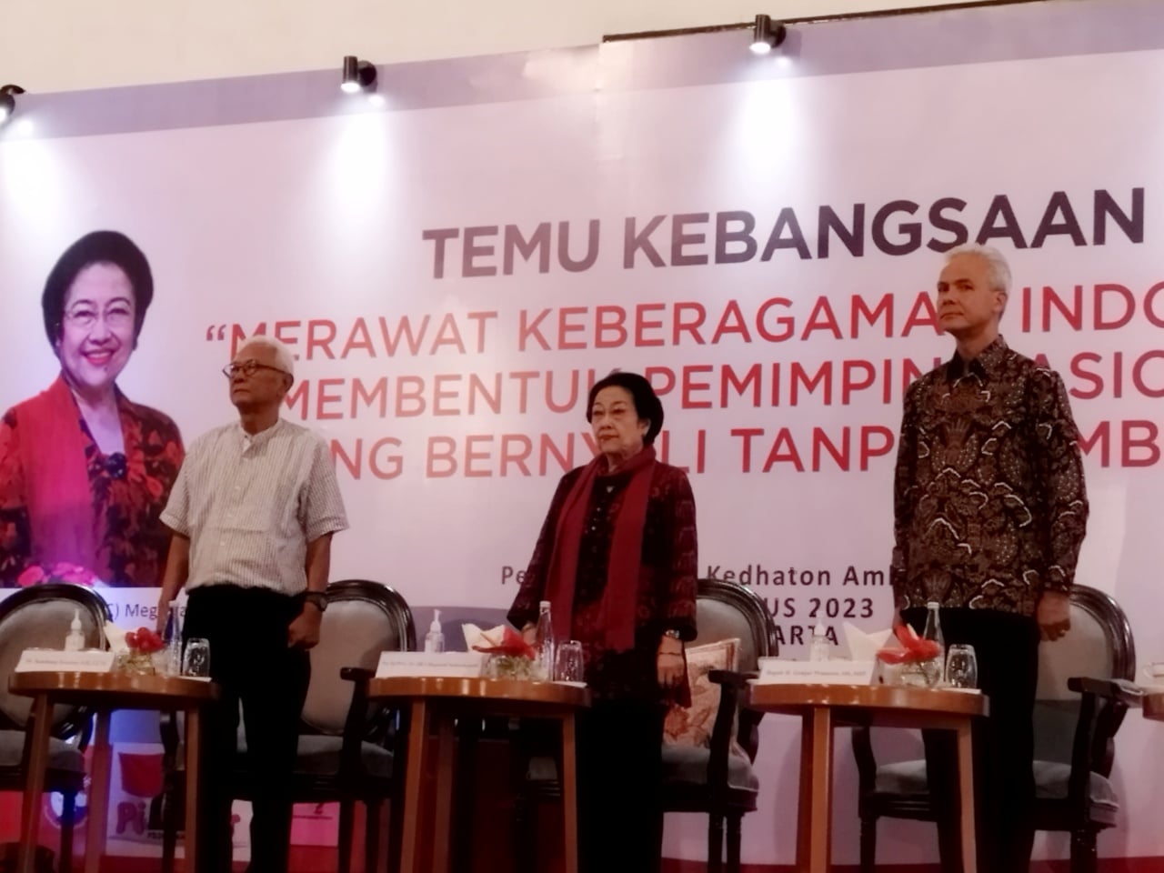 Megawati Soekarnoputri (tengah), Ganjar Pranowo (kanan), dan Bambang Kesowo (kiri) menghadiri Temu Kebangsaan di Yogyakarta, Selasa (22/8).