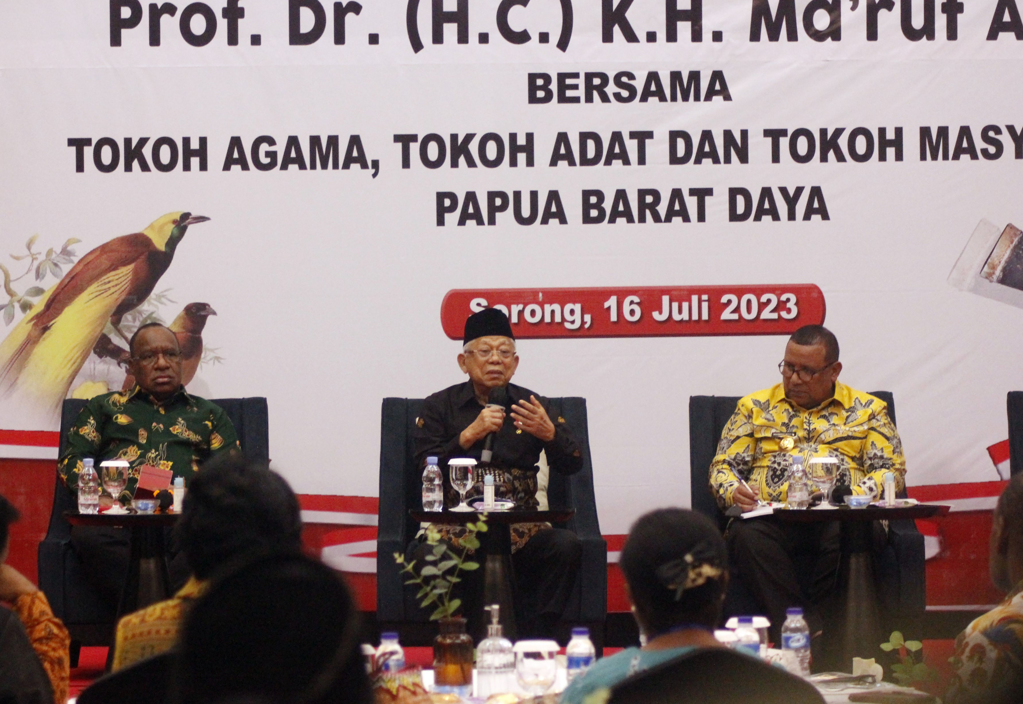 Wapres Ma’ruf Amin (tengah)  bertatap muka dengan tokoh masyarakat dan tokoh adat di Kota Sorong, Papua Barat Daya, Minggu (16/7).