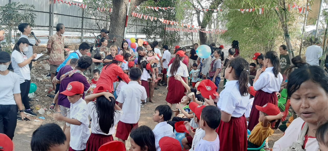 PP Ikastara menggelar rangkaian perayaan HUT RI bersama warga di kolong tol Angke, Kalijodo, Jakarta Barat.