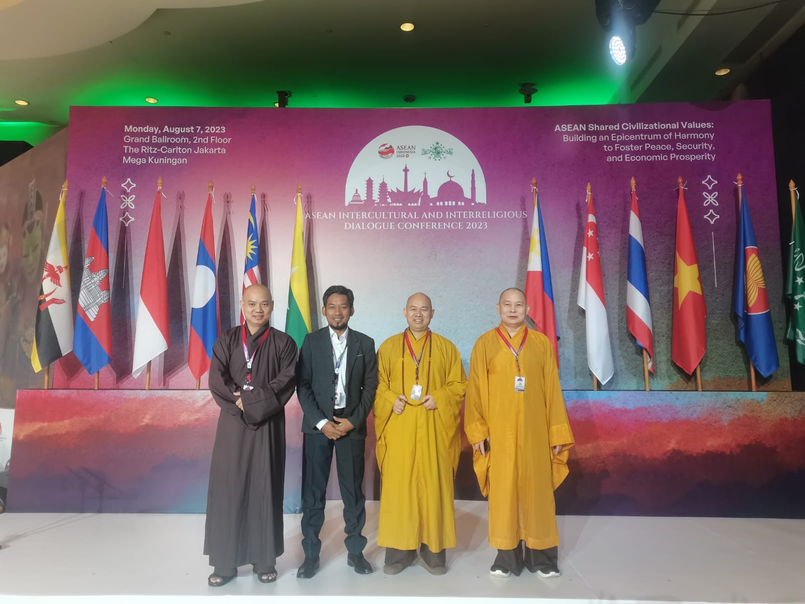 Luqmanul Hakim (berjas).